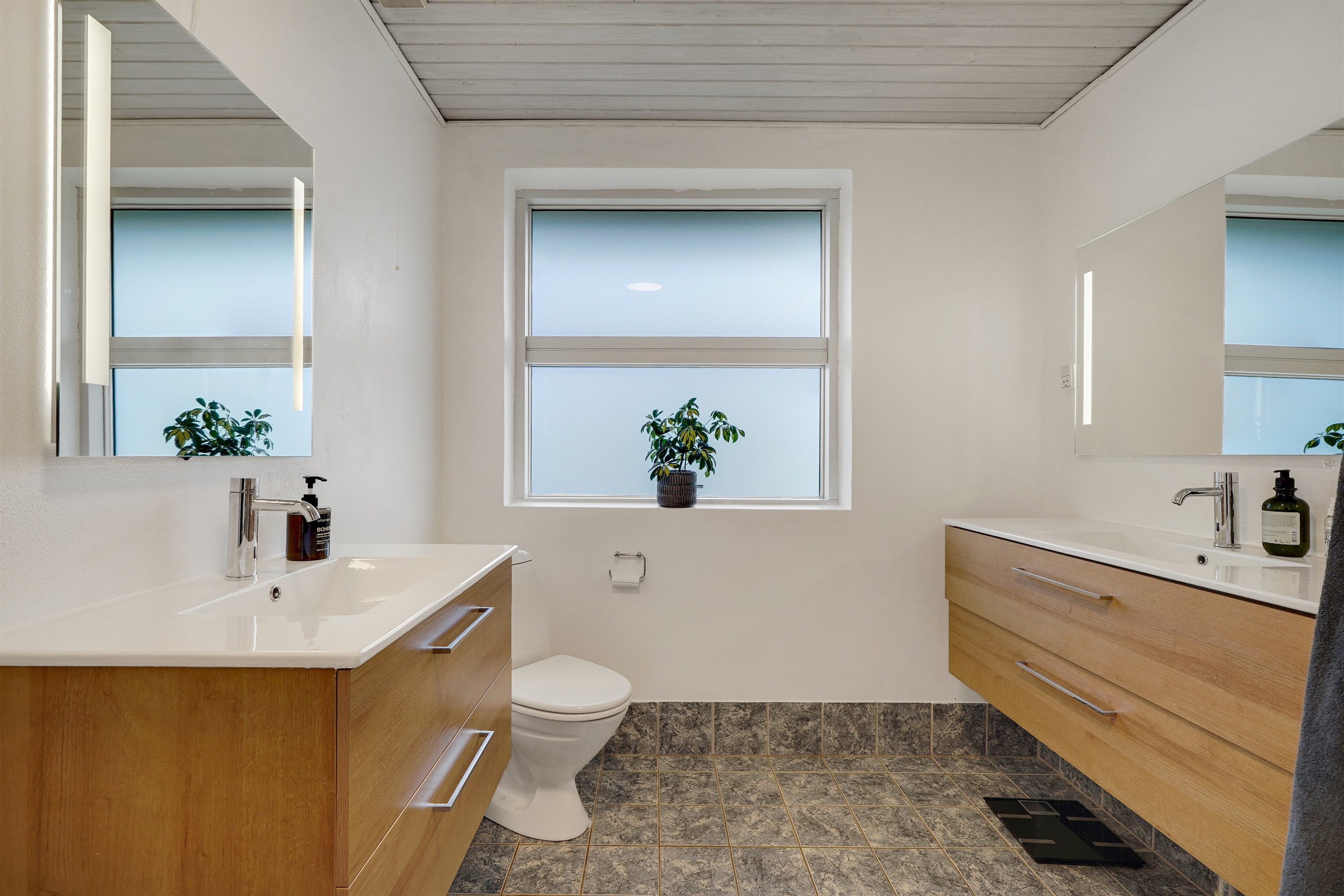 Fremhævet badeværelse billede i fuldskærmstilstand. Billede af Toften 47, 7190 Billund