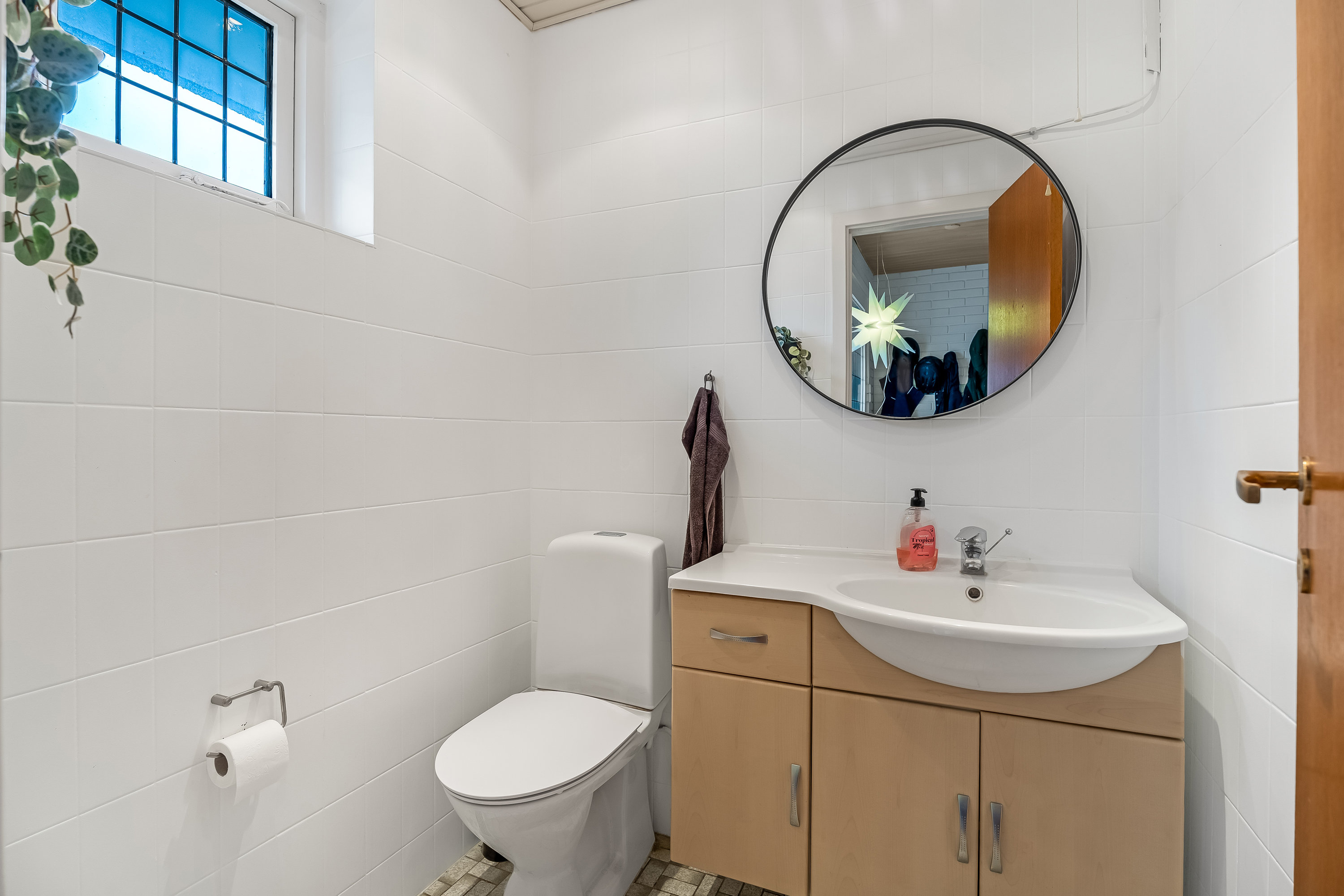 Fremhævet toilet billede i fuldskærmstilstand. Billede af Sundvænget 3A, Hasselø Pl, 4800 Nykøbing F