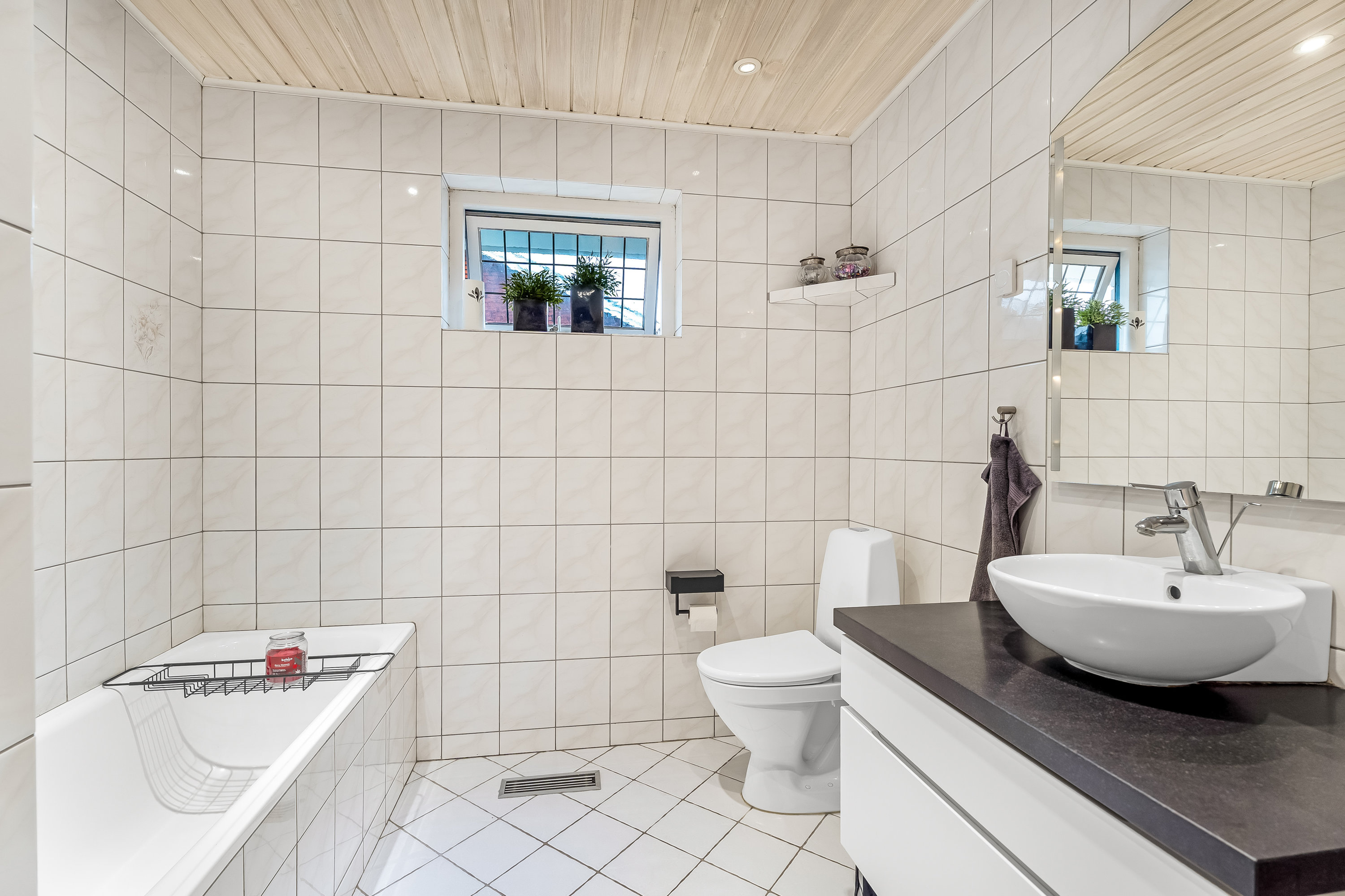 Fremhævet badeværelse billede i fuldskærmstilstand. Billede af Sundvænget 3A, Hasselø Pl, 4800 Nykøbing F