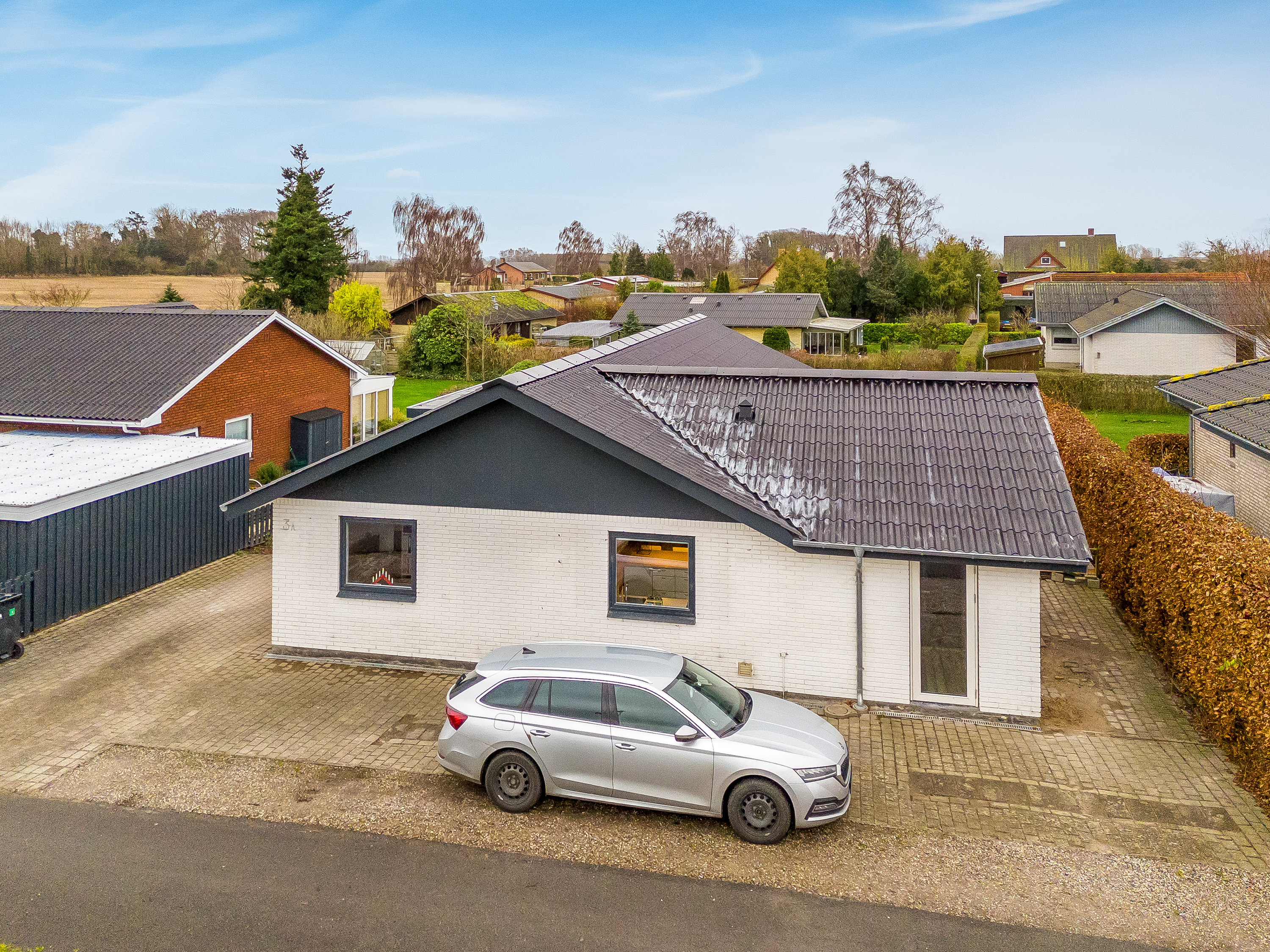 Fremhævet facade billede i fuldskærmstilstand. Billede af Sundvænget 3A, Hasselø Pl, 4800 Nykøbing F