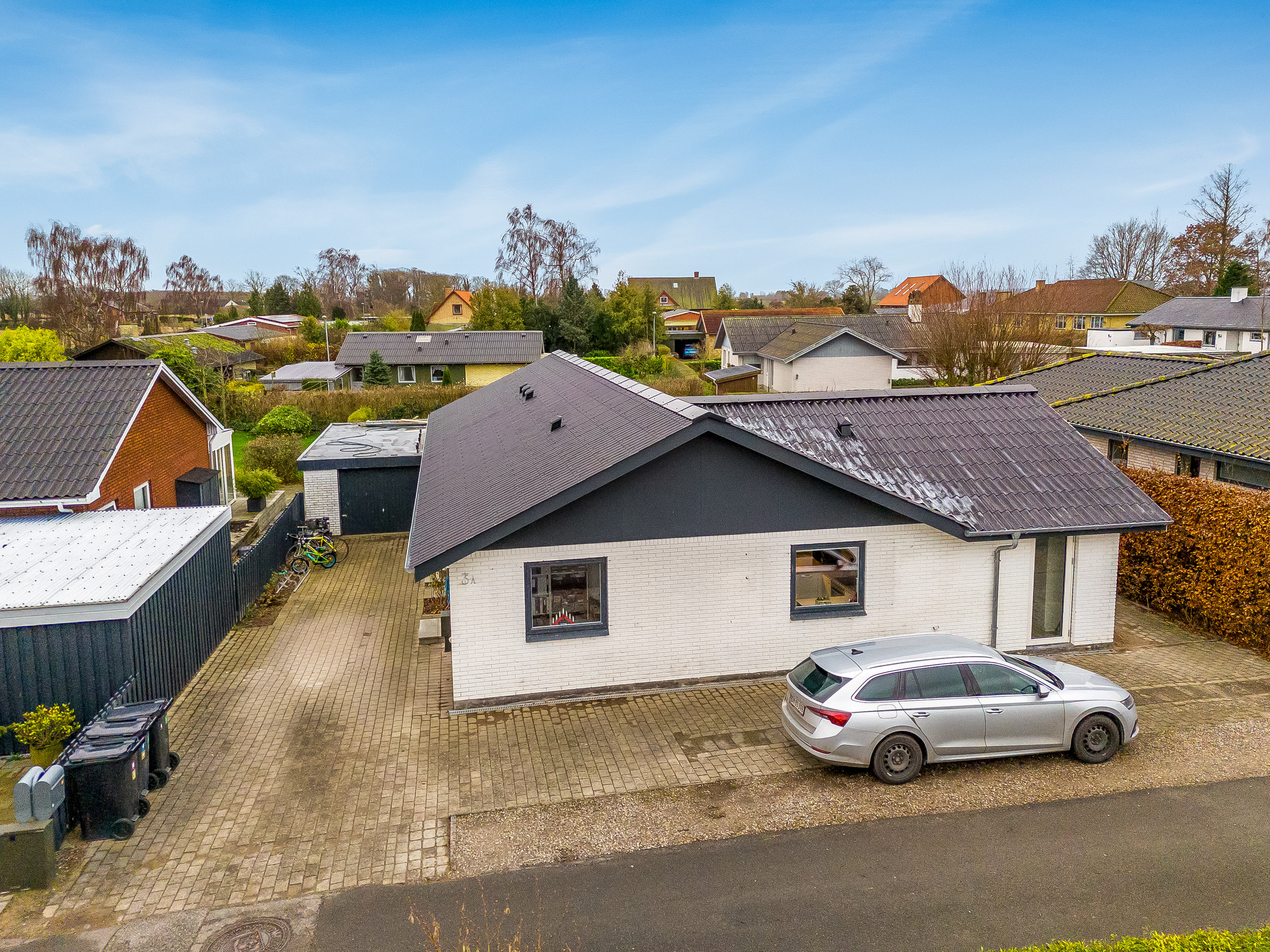 Fremhævet facade billede i fuldskærmstilstand. Billede af Sundvænget 3A, Hasselø Pl, 4800 Nykøbing F