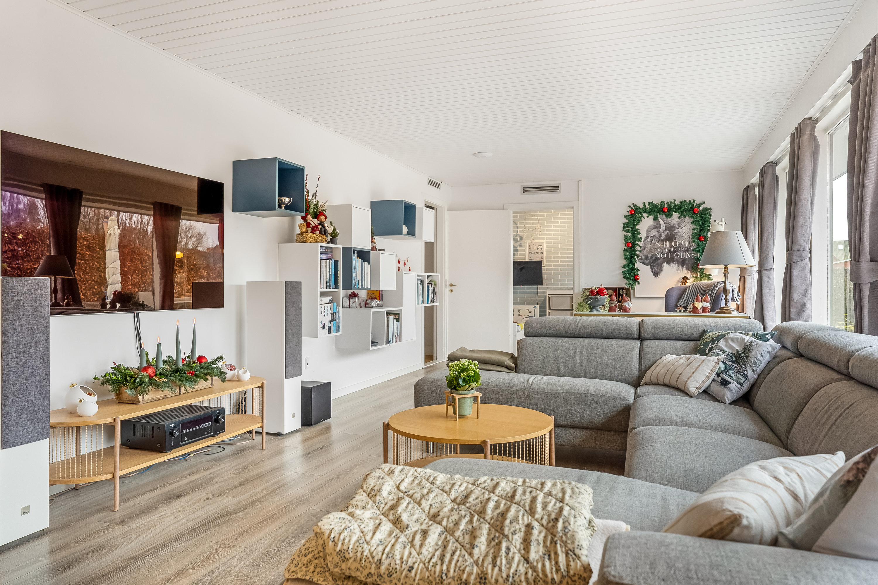 Fremhævet stue billede i fuldskærmstilstand. Billede af Sundvænget 3A, Hasselø Pl, 4800 Nykøbing F