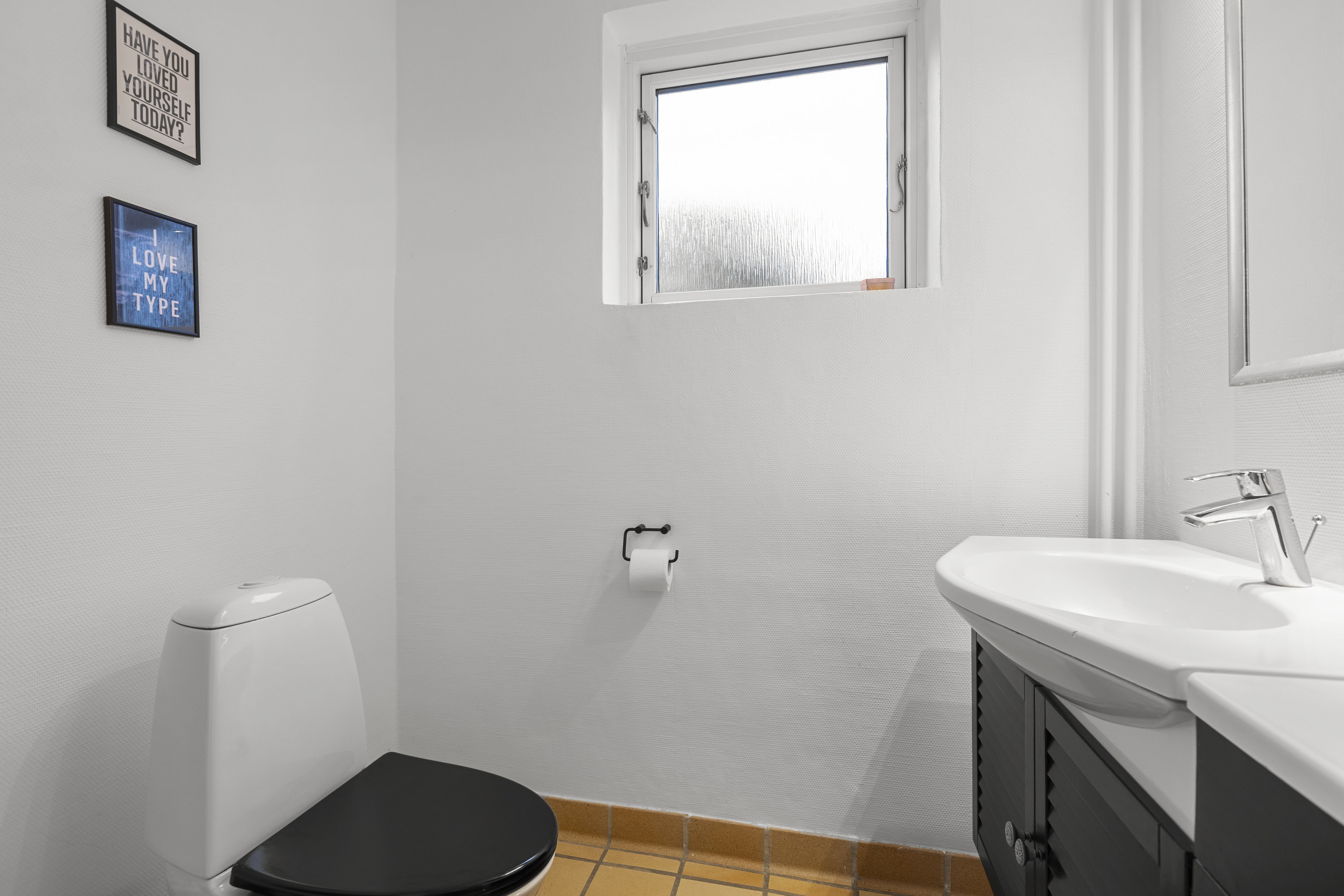 Fremhævet toilet billede i fuldskærmstilstand. Billede af Kobækvej 16, 4230 Skælskør