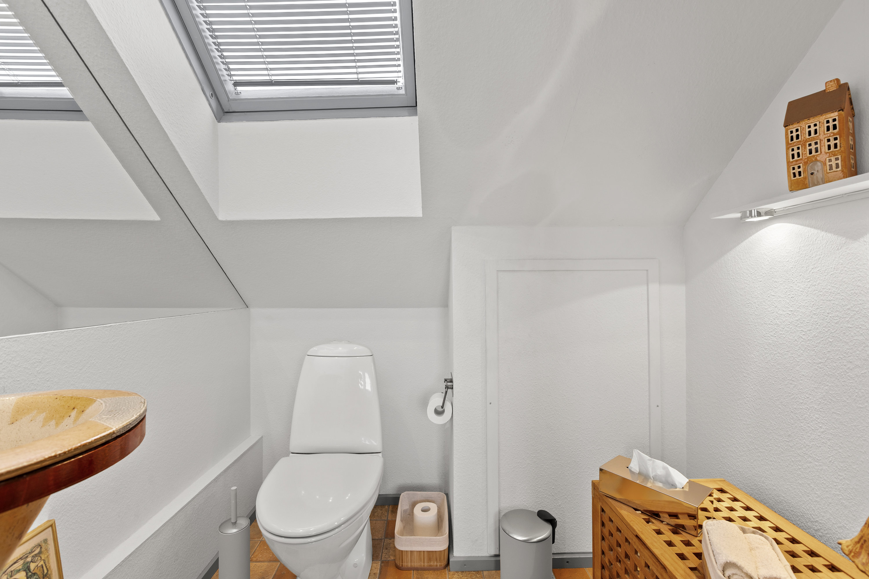 Fremhævet toilet billede i fuldskærmstilstand. Billede af Lygtebakken 1, 4220 Korsør