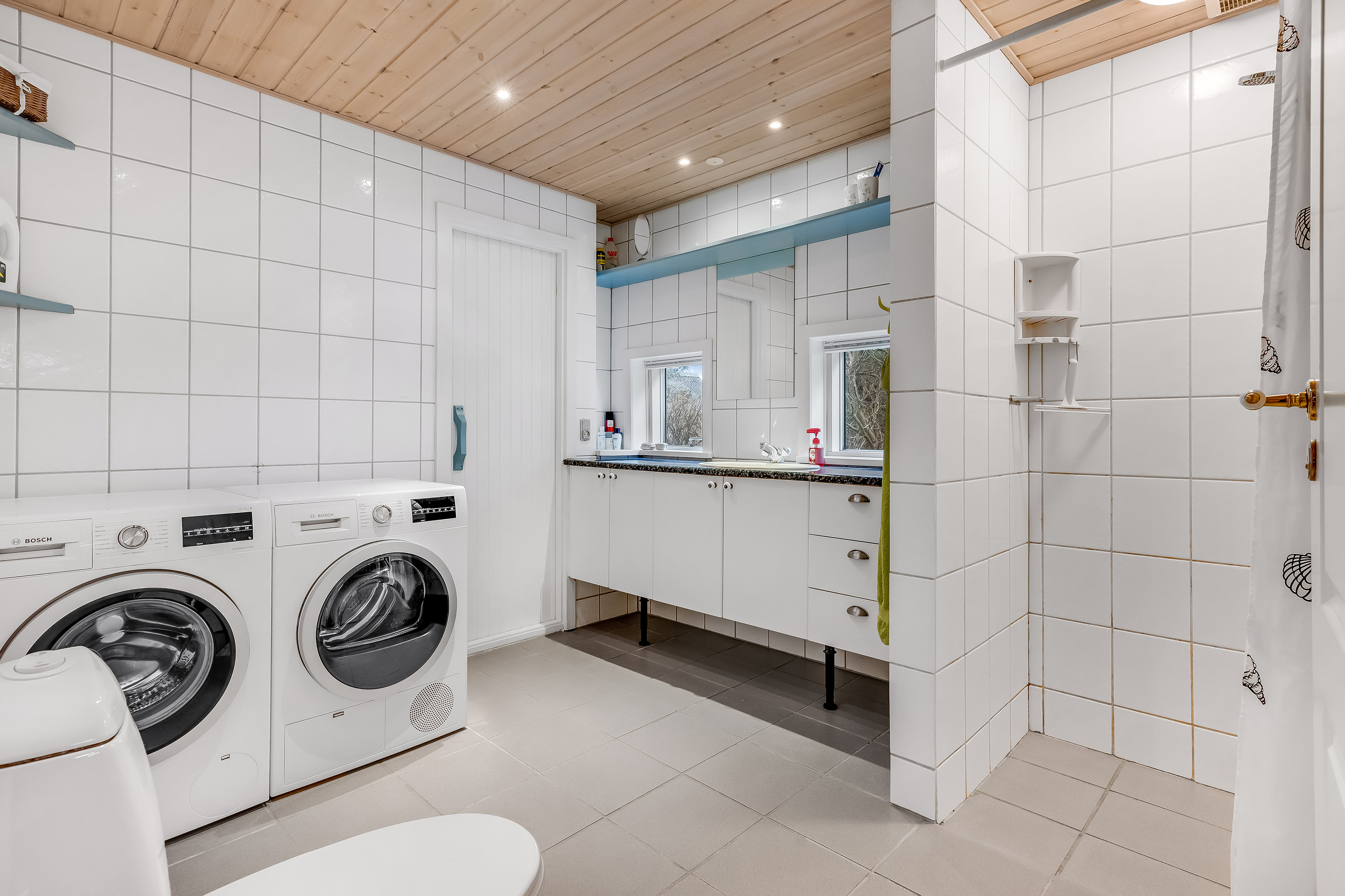 Fremhævet badeværelse billede i fuldskærmstilstand. Billede af P Snejkers Vej 7, Søndervig, 6950 Ringkøbing