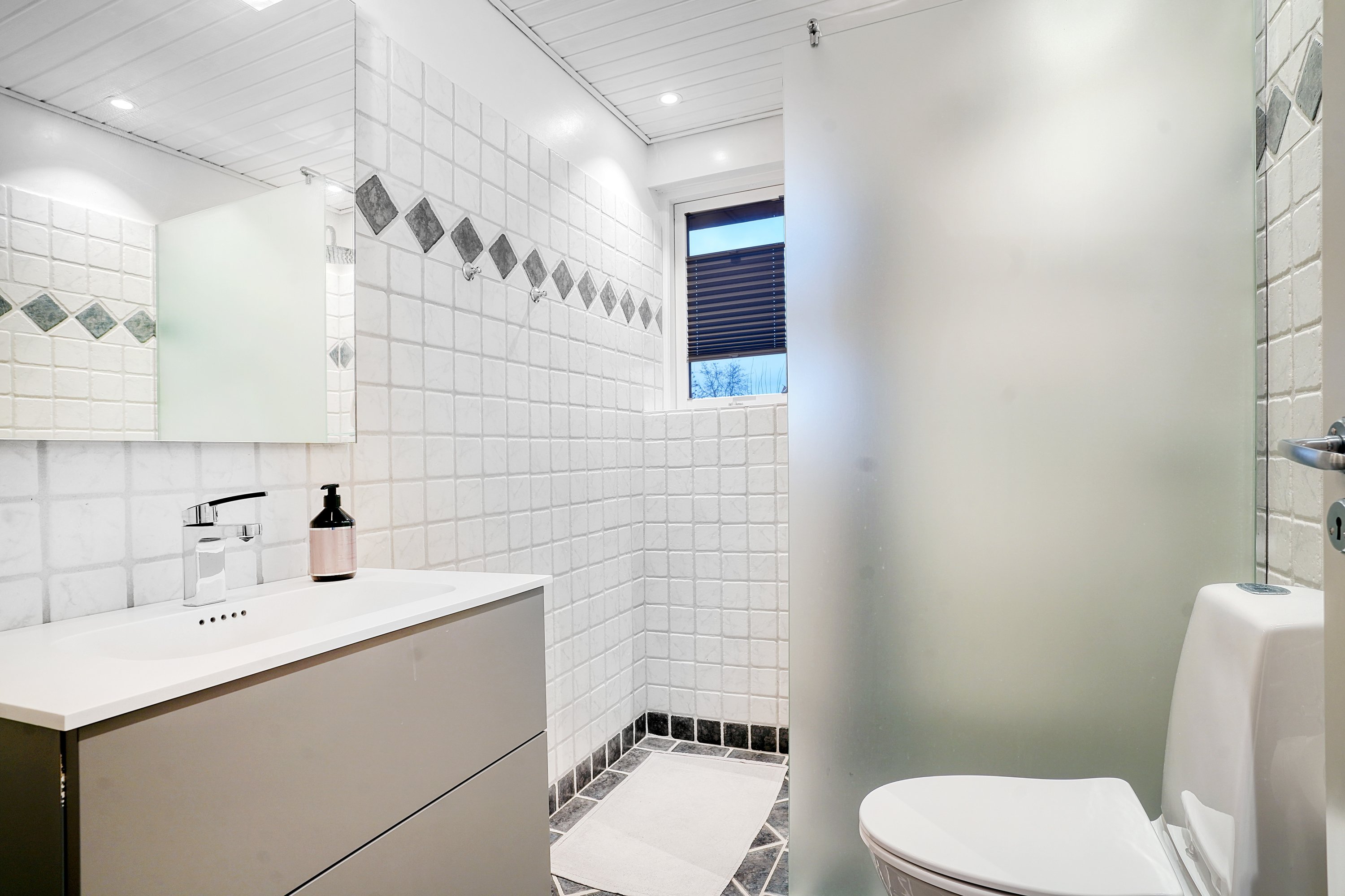 Fremhævet badeværelse billede i fuldskærmstilstand. Billede af Stenholtsvænget 3, 3400 Hillerød