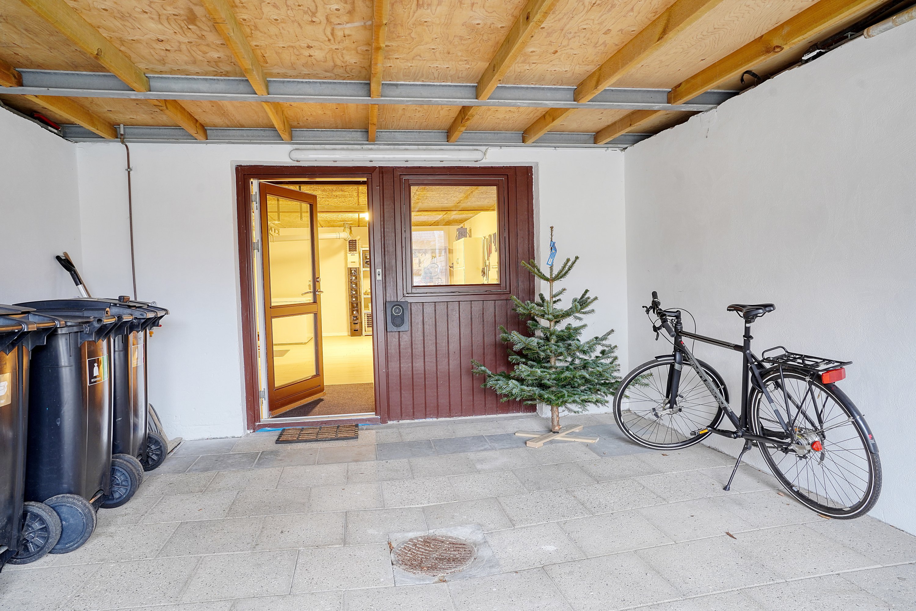 Fremhævet garage billede i fuldskærmstilstand. Billede af Stenholtsvænget 3, 3400 Hillerød