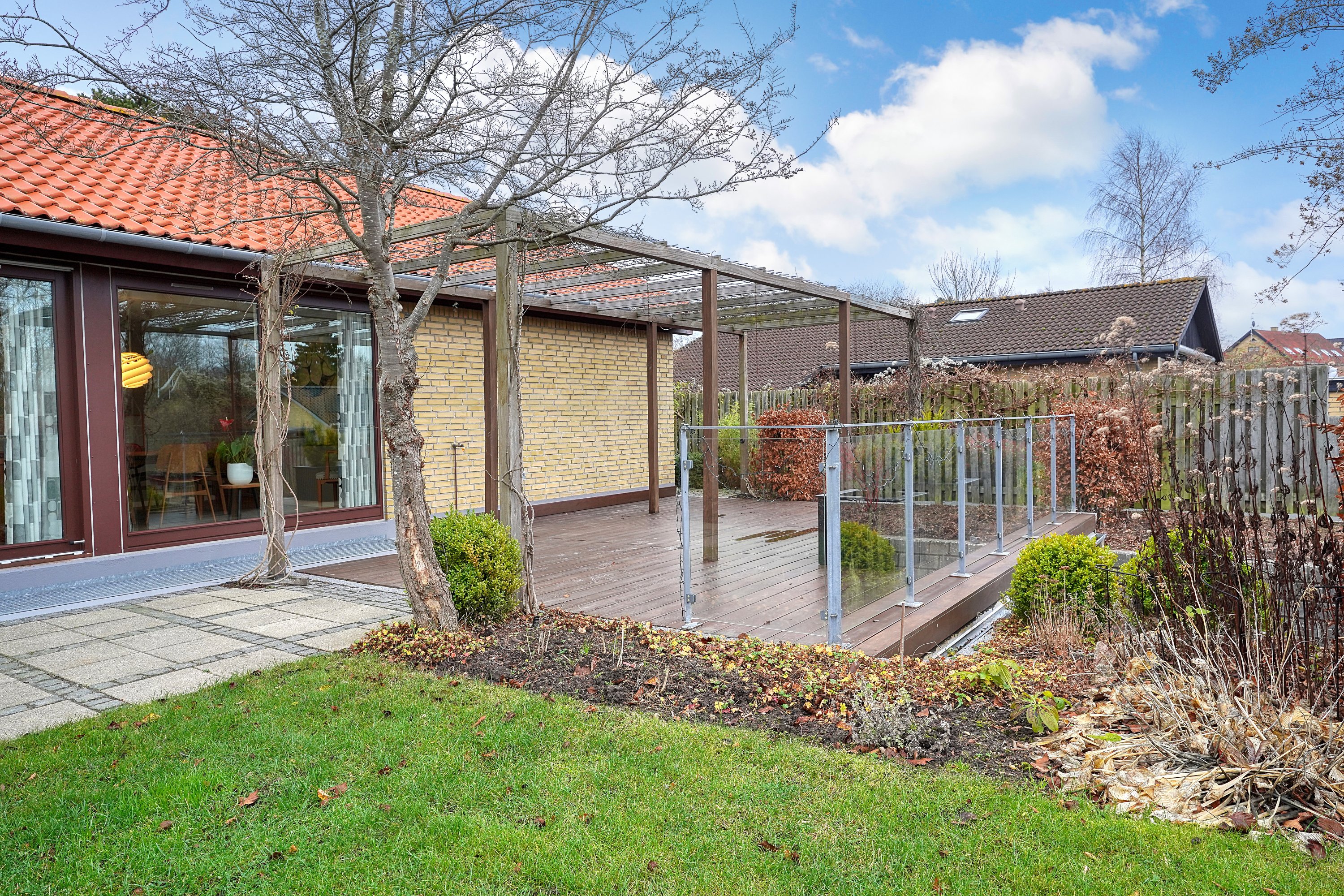 Fremhævet terrasse billede i fuldskærmstilstand. Billede af Stenholtsvænget 3, 3400 Hillerød