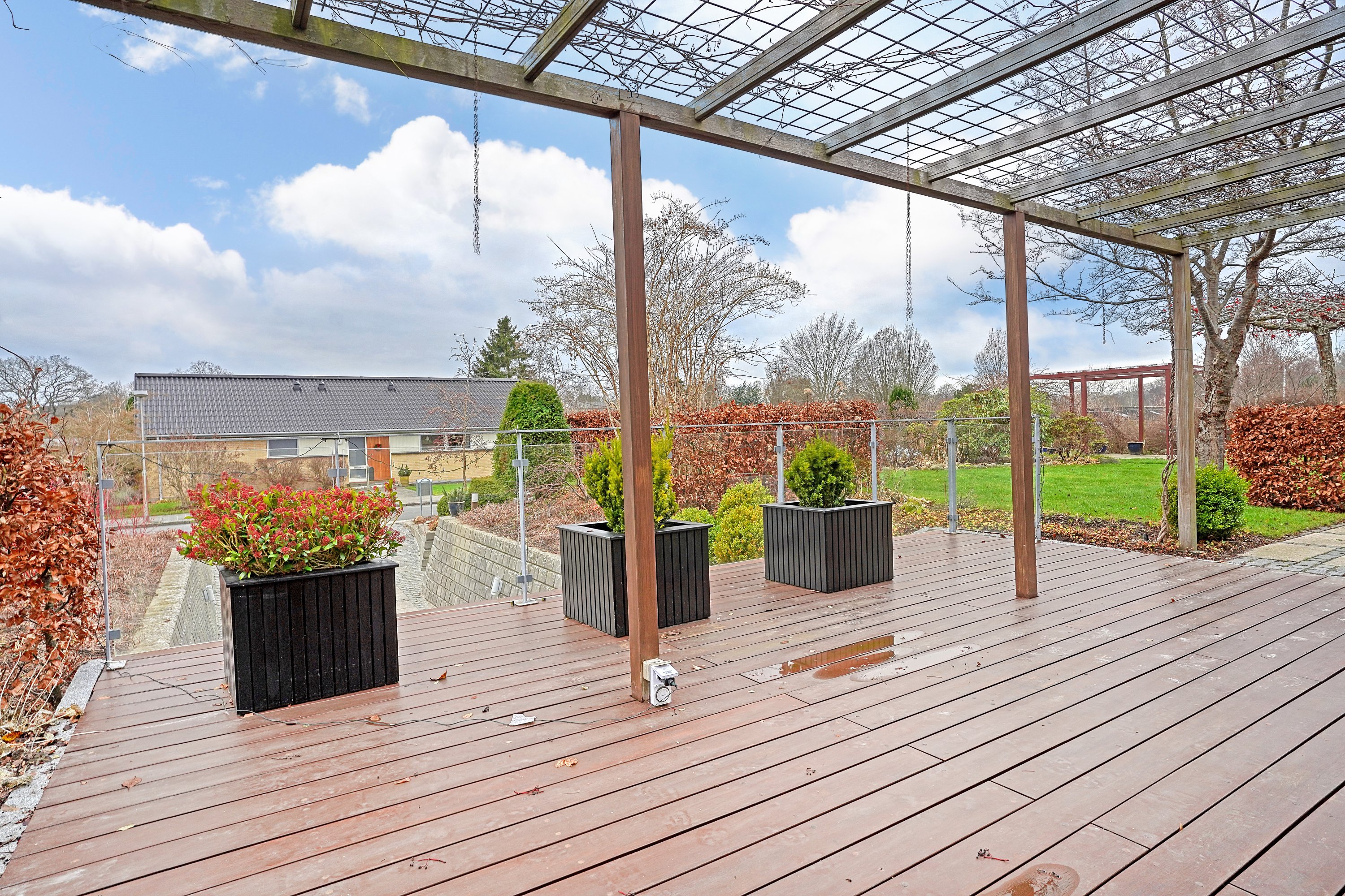 Fremhævet terrasse billede i fuldskærmstilstand. Billede af Stenholtsvænget 3, 3400 Hillerød