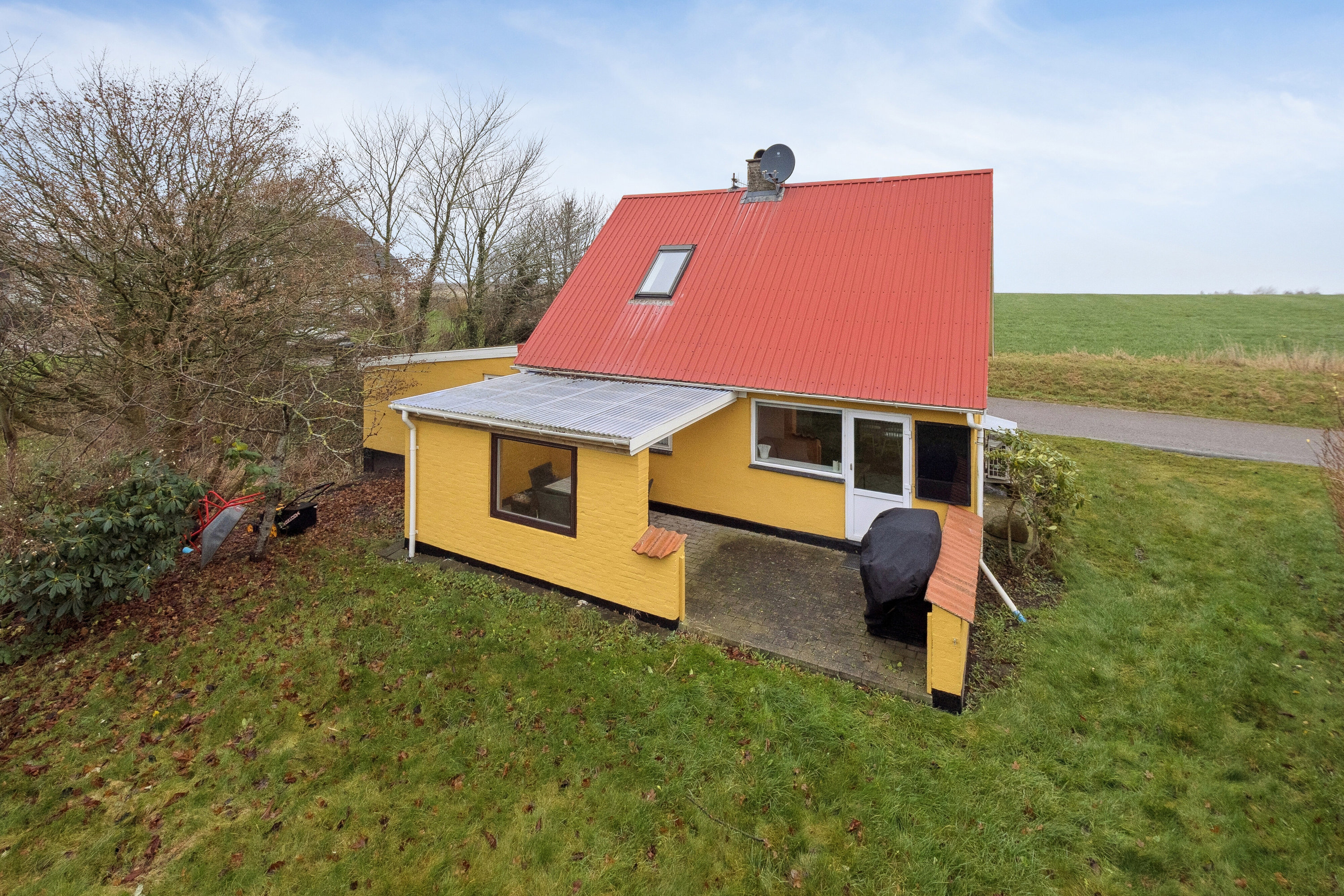 Fremhævet set fra haven billede i fuldskærmstilstand. Billede af Bydamsvej 11, 7752 Snedsted