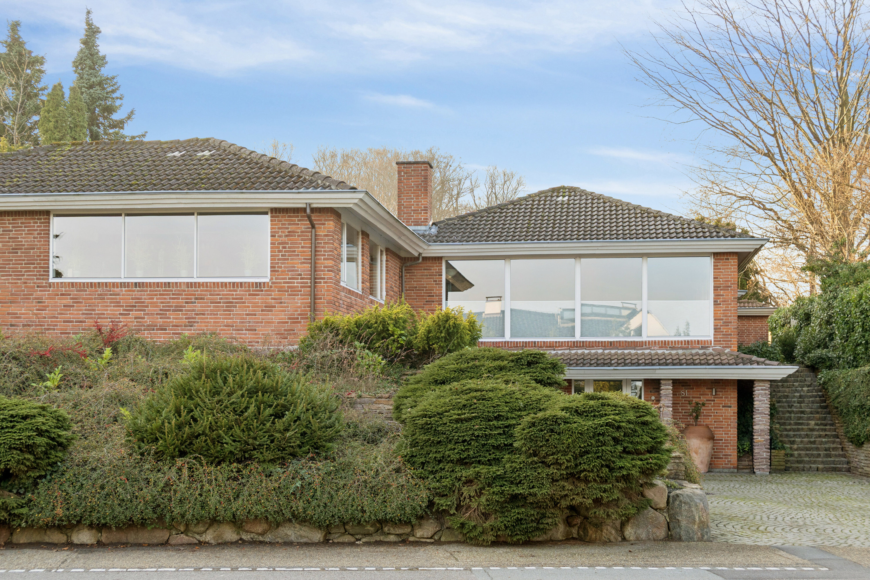 Fremhævet set fra vejen billede i fuldskærmstilstand. Billede af Rungsted Strandvej 81, 2960 Rungsted Kyst