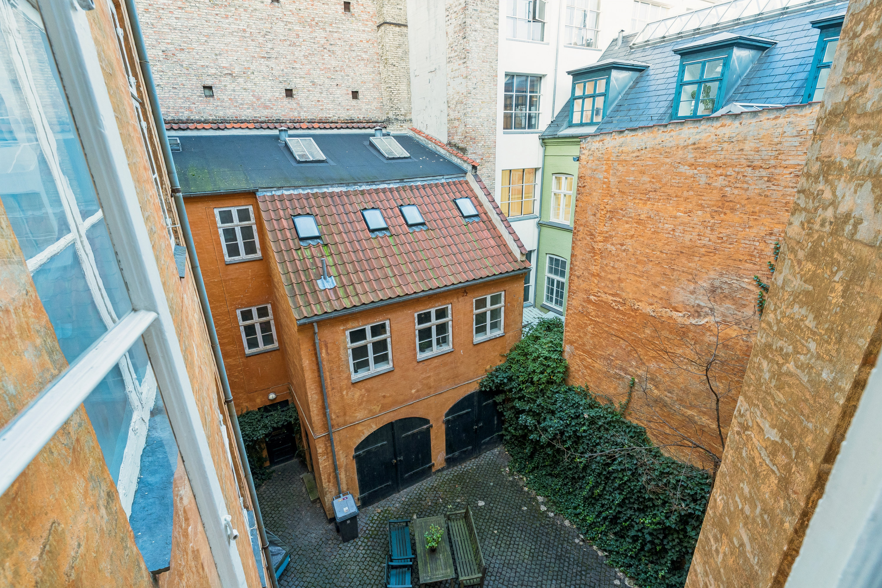 Fremhævet andet billede i fuldskærmstilstand. Billede af Overgaden Neden Vandet 15, 2., 1414 København K