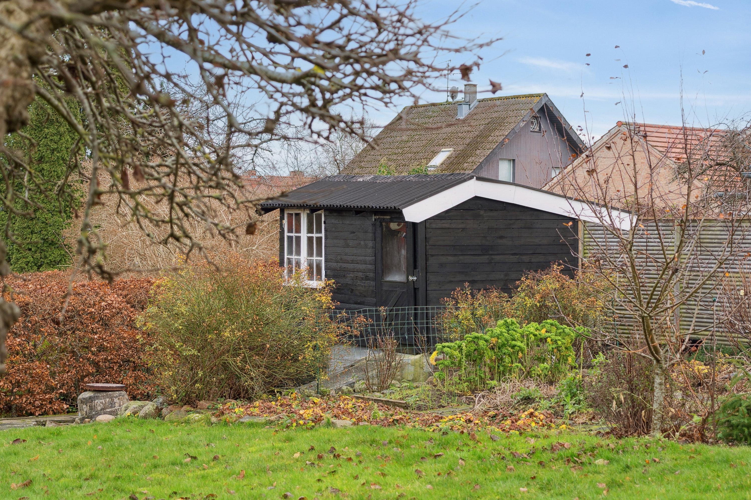 Fremhævet set fra haven billede i fuldskærmstilstand. Billede af Syrenvej 12B, 2970 Hørsholm