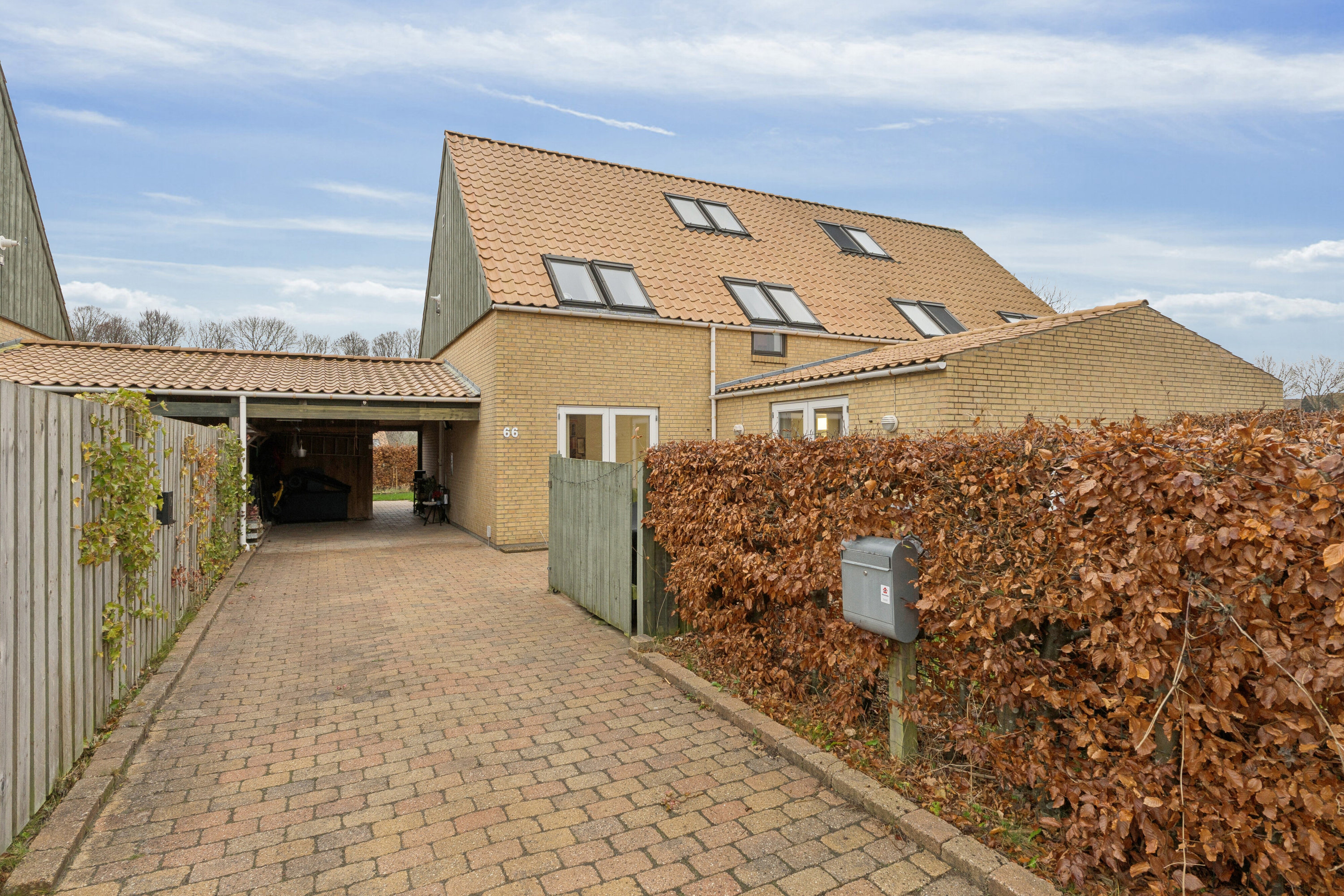 Rækkehus: Set fra vejen på Mikkelborg Alle 66, 2970 Hørsholm