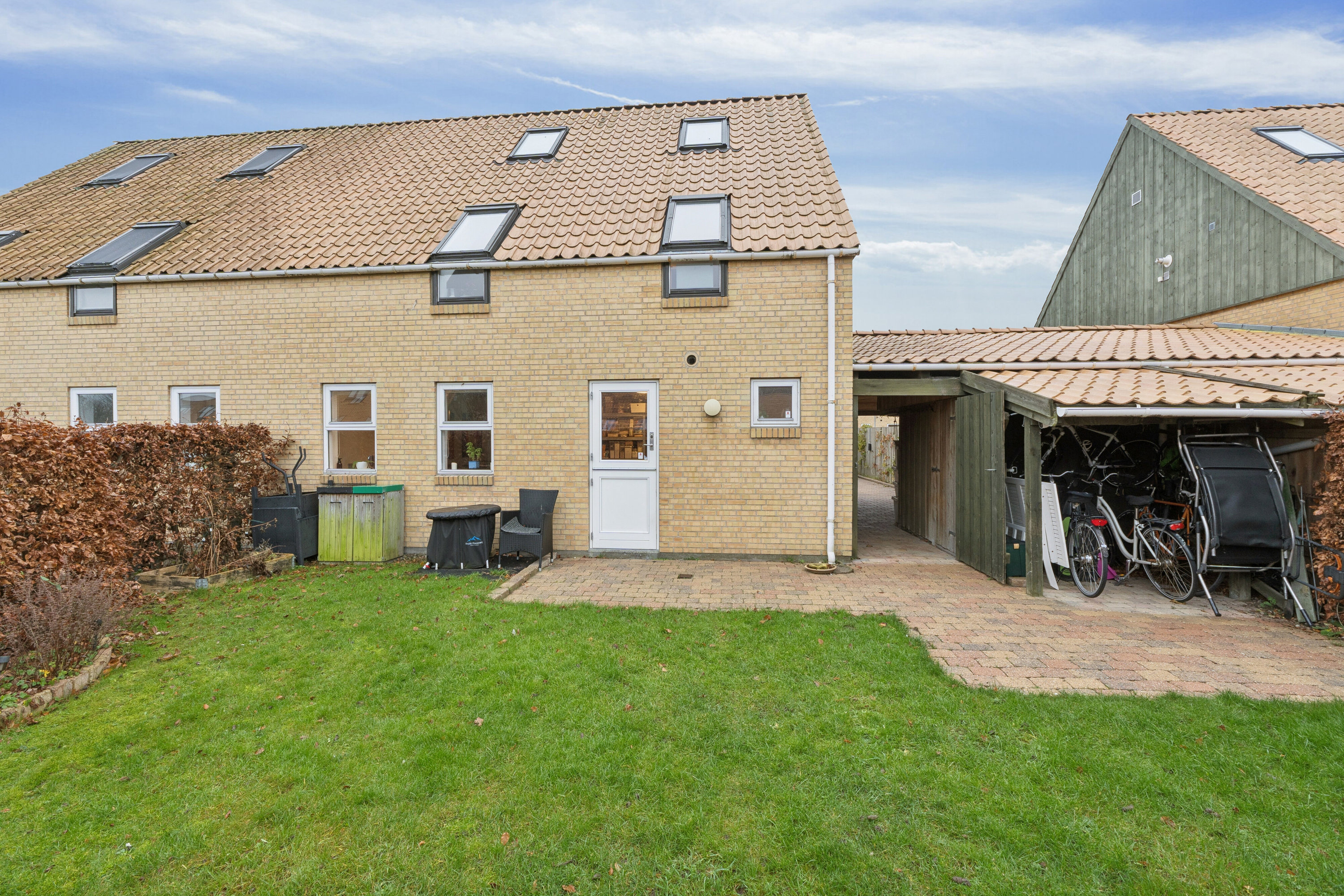 Fremhævet set fra haven billede i fuldskærmstilstand. Billede af Mikkelborg Alle 66, 2970 Hørsholm