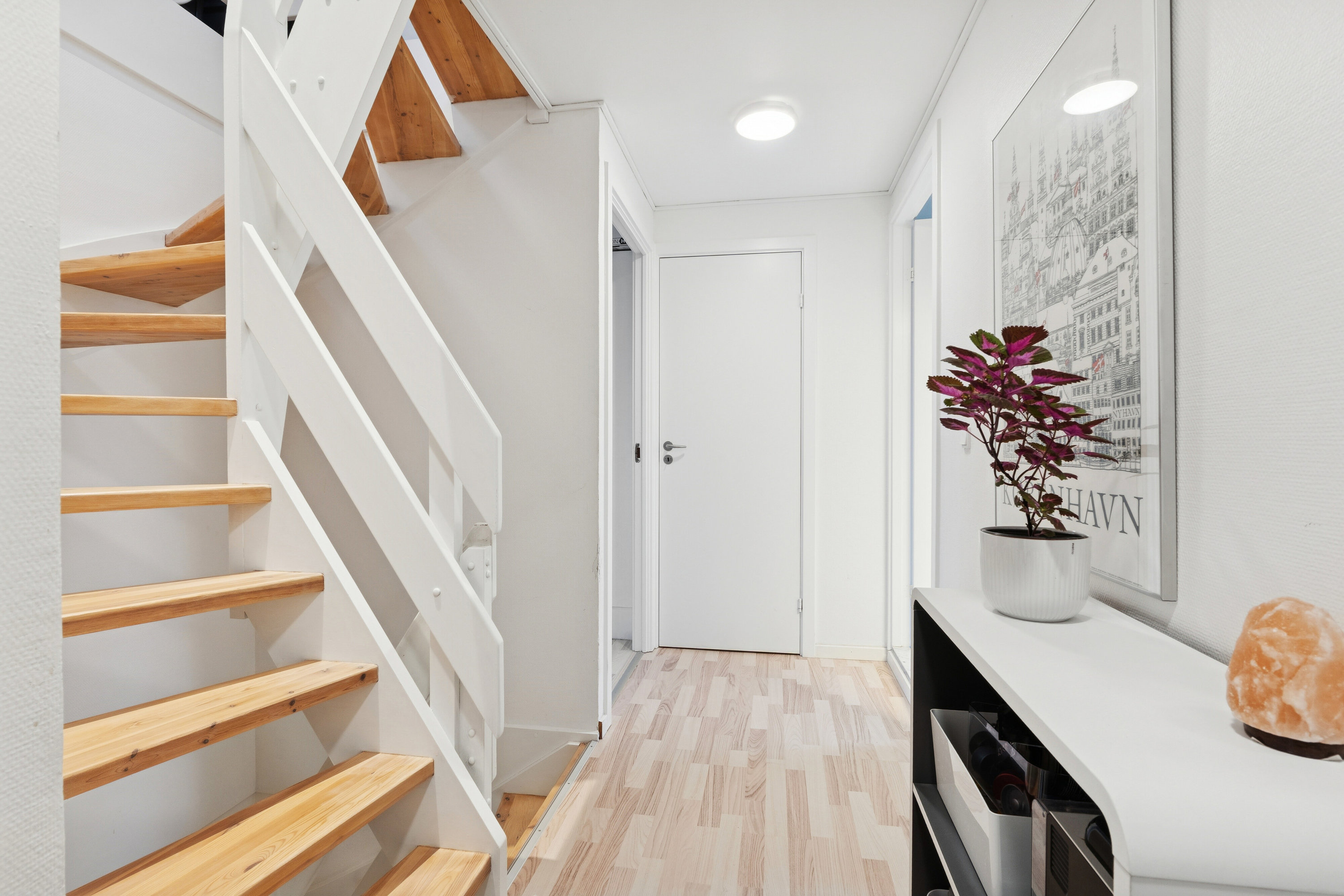 Fremhævet gang billede i fuldskærmstilstand. Billede af Mikkelborg Alle 66, 2970 Hørsholm