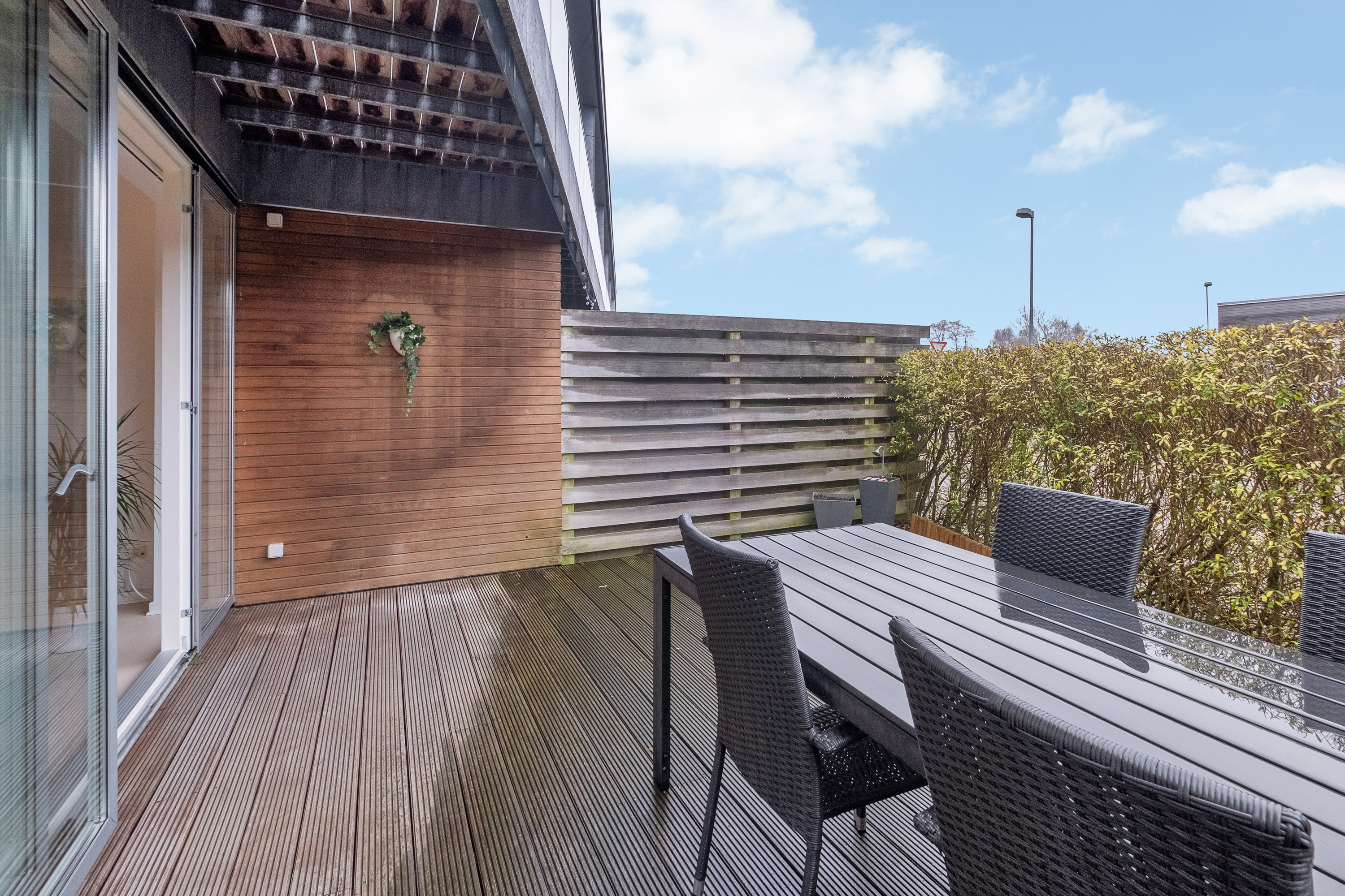 Fremhævet terrasse billede i fuldskærmstilstand. Billede af Egå Engvej 160, 8250 Egå