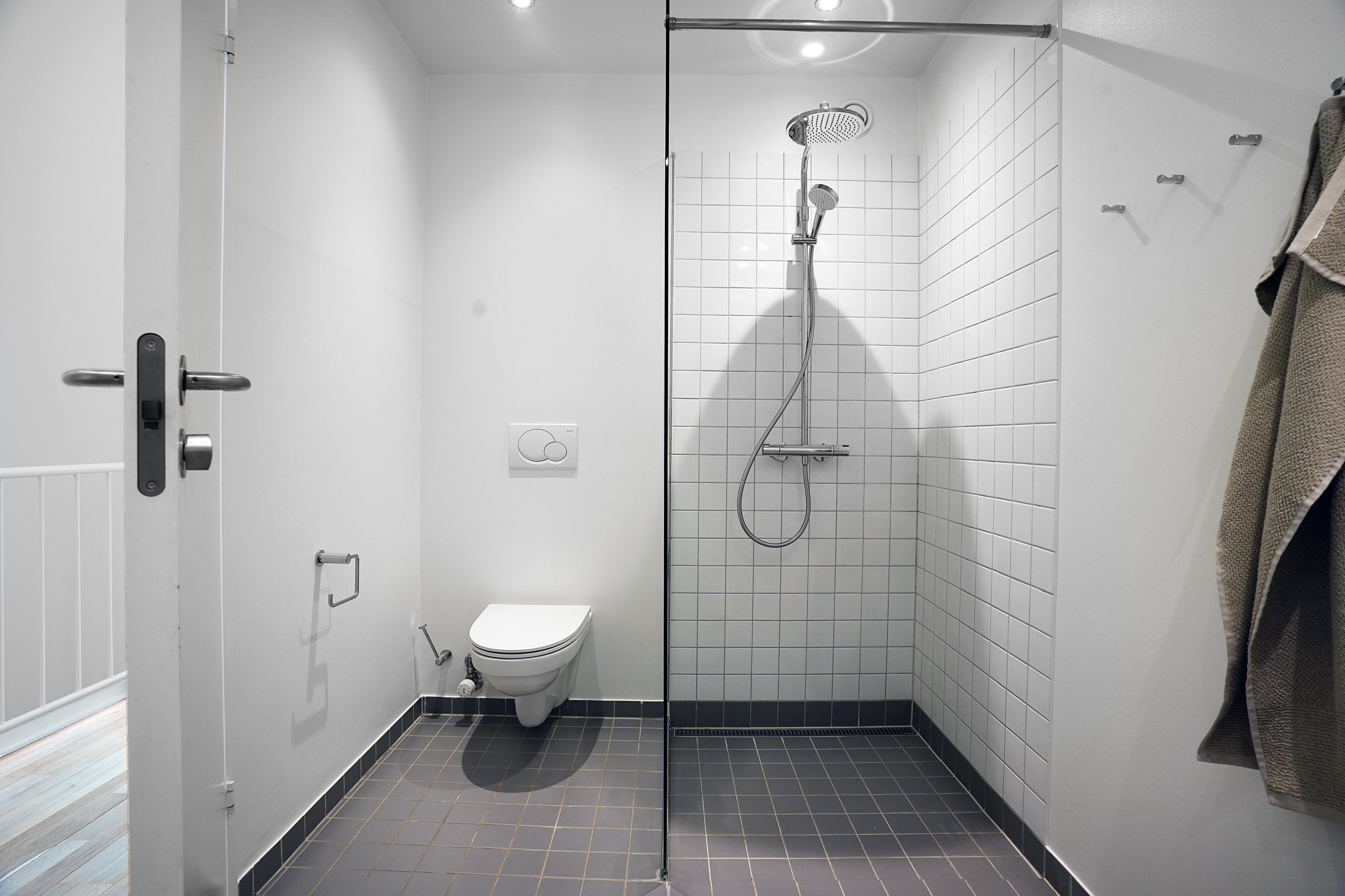 Fremhævet badeværelse billede i fuldskærmstilstand. Billede af Poul Reumerts Vej 9, 2500 Valby