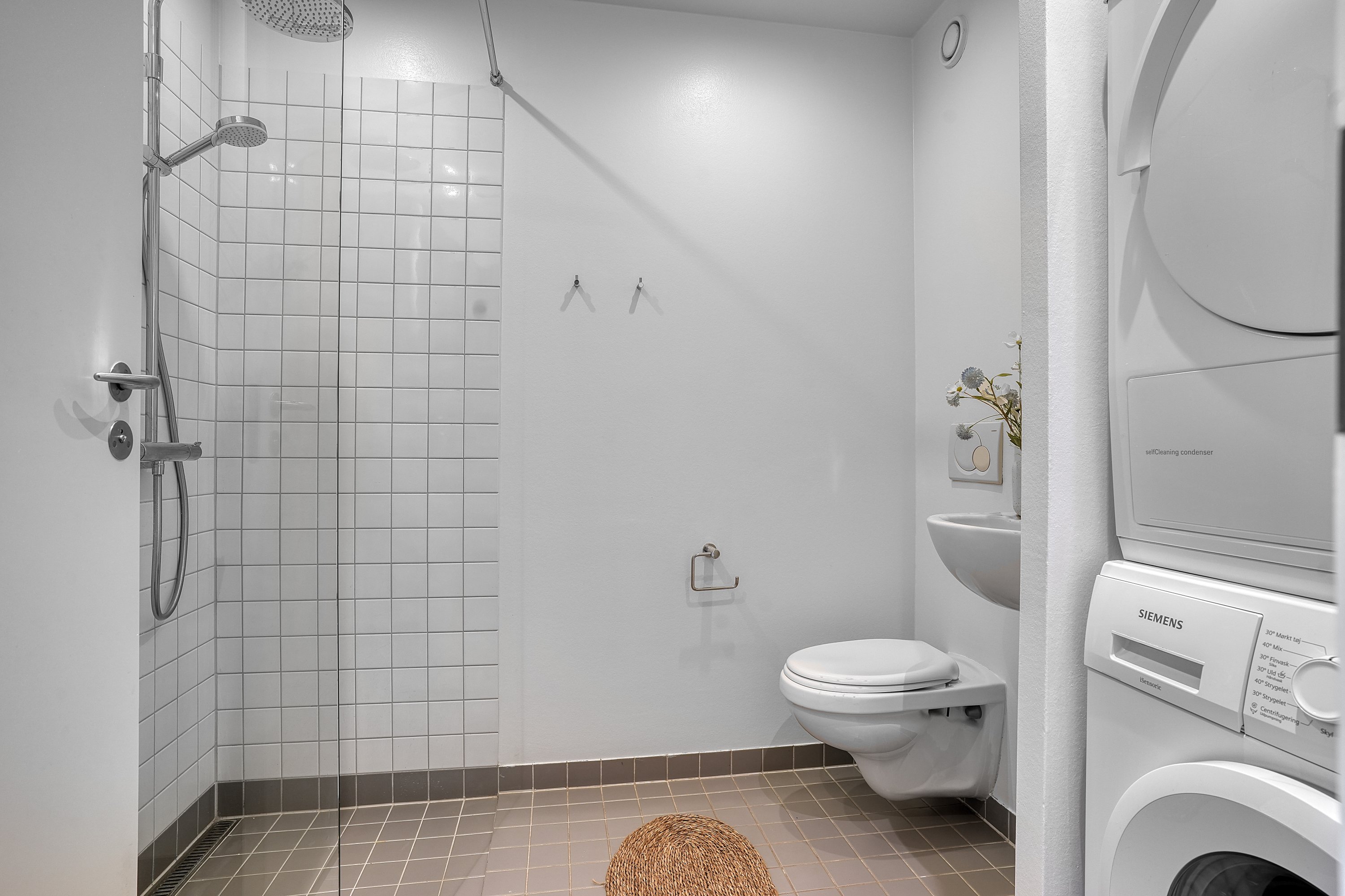 Fremhævet badeværelse billede i fuldskærmstilstand. Billede af Poul Reumerts Vej 9, 2500 Valby