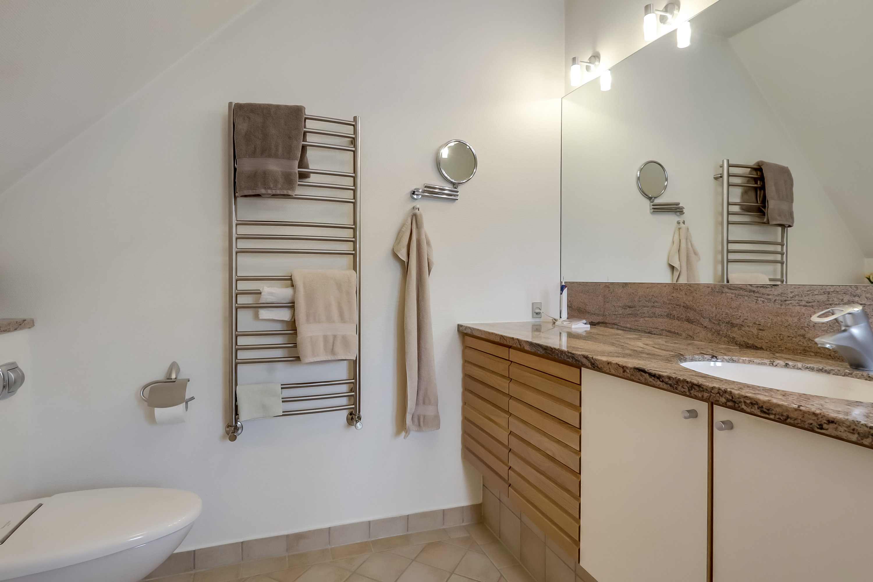 Fremhævet toilet billede i fuldskærmstilstand. Billede af Christinedalsvej 1, 5700 Svendborg