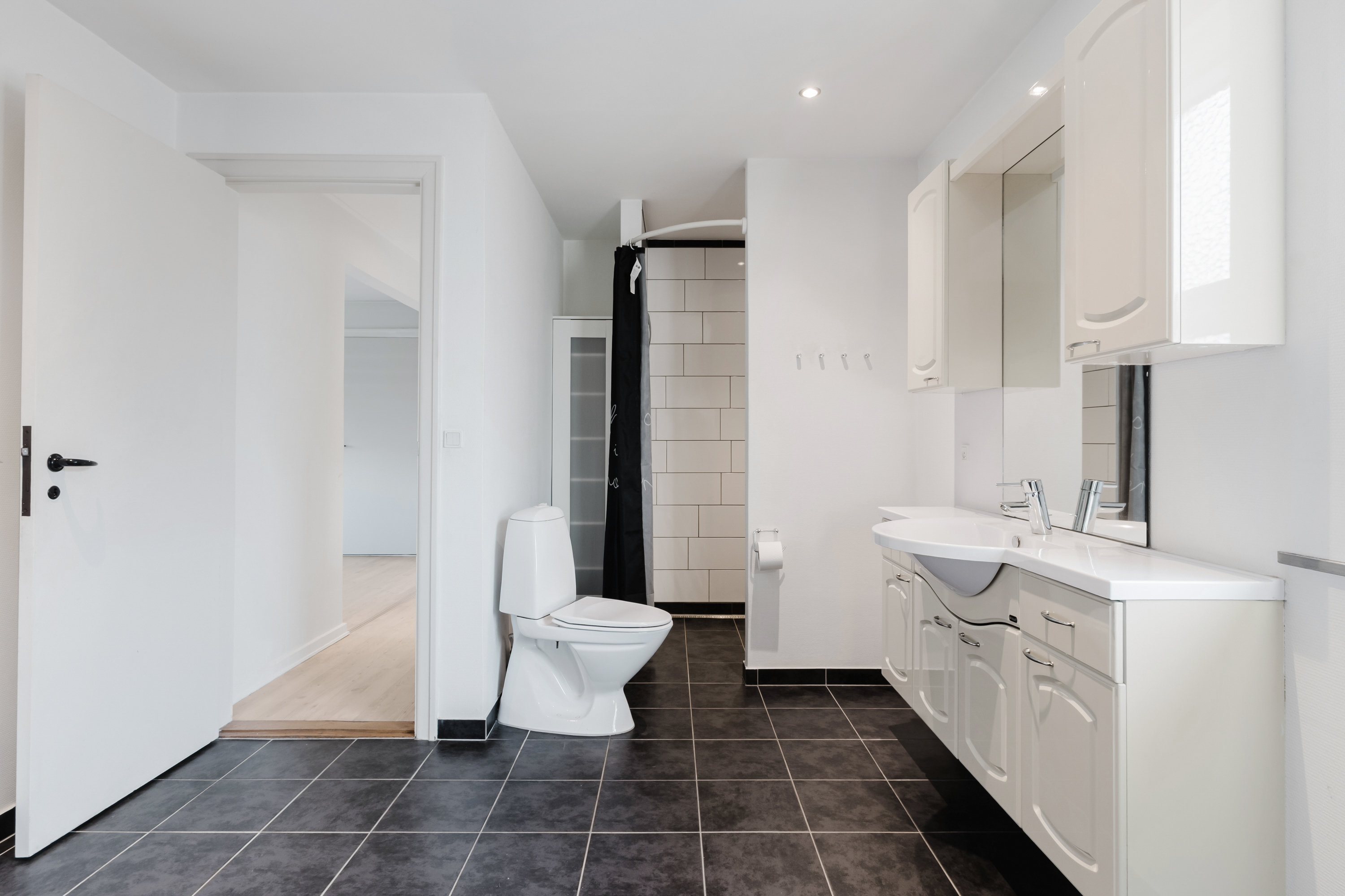 Fremhævet badeværelse billede i fuldskærmstilstand. Billede af Stationsvej 19, Jordløse, 5683 Haarby