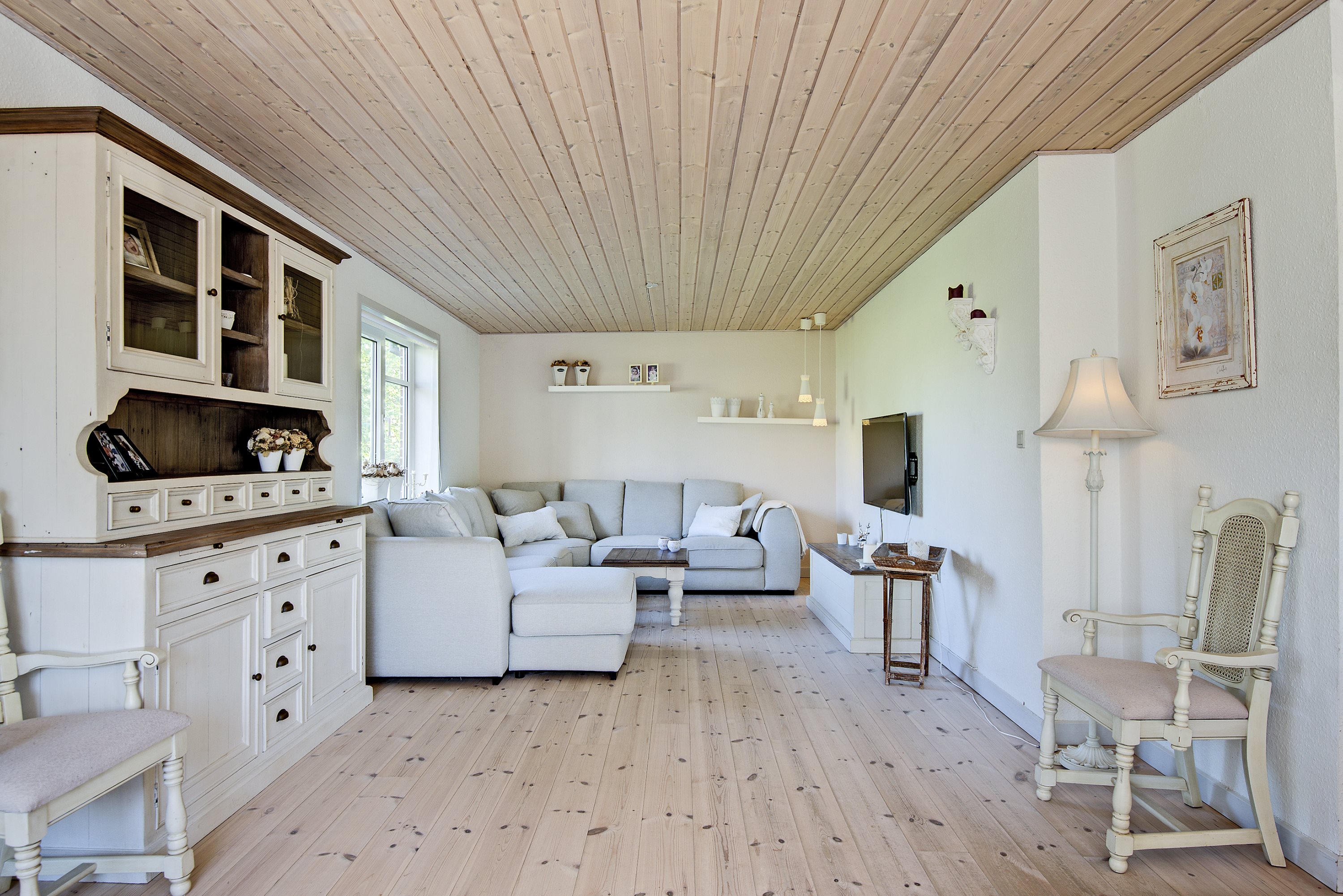 Fremhævet stue billede i fuldskærmstilstand. Billede af Nygårdsvej 1, Lendum, 9870 Sindal