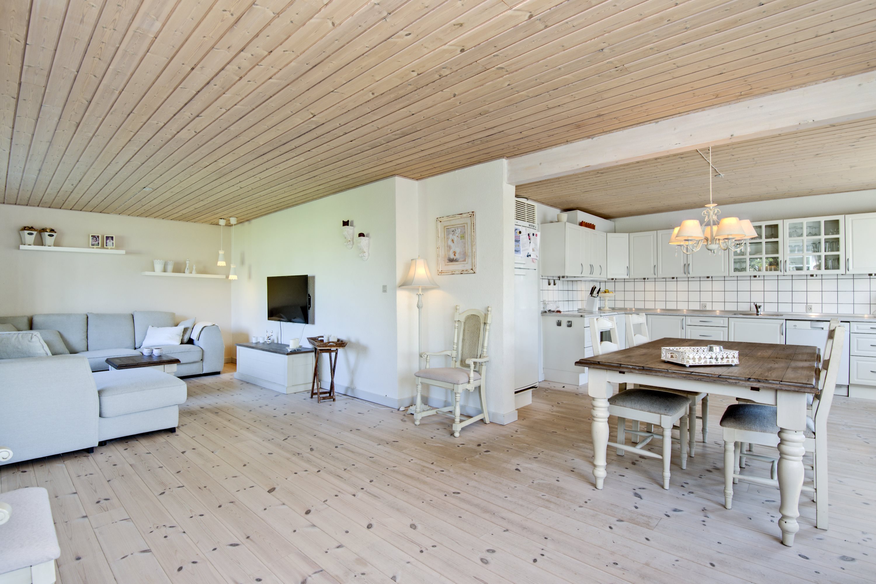 Fremhævet stue billede i fuldskærmstilstand. Billede af Nygårdsvej 1, Lendum, 9870 Sindal