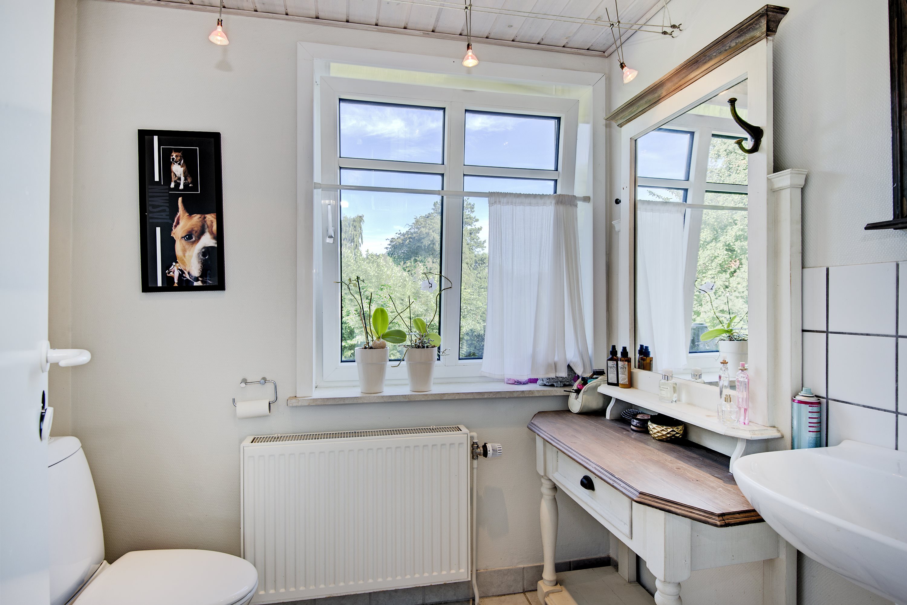 Fremhævet toilet billede i fuldskærmstilstand. Billede af Nygårdsvej 1, Lendum, 9870 Sindal