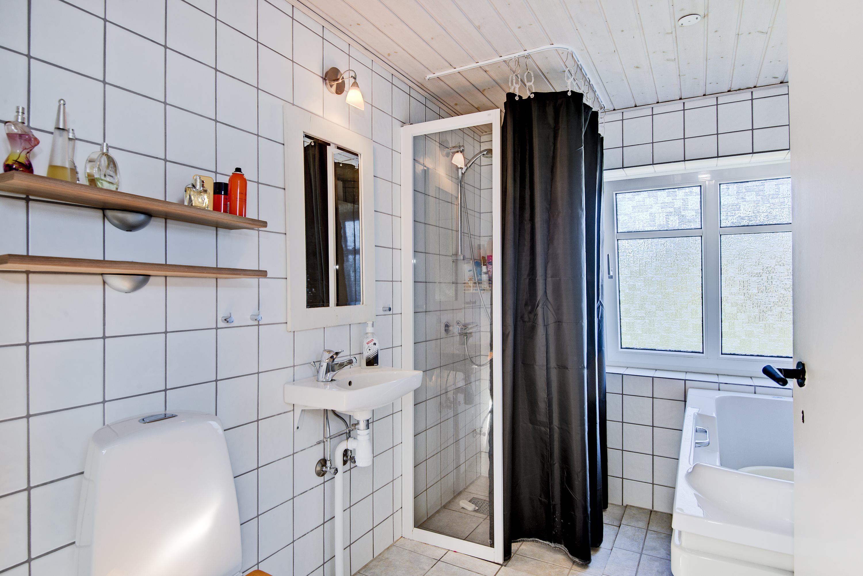 Fremhævet badeværelse billede i fuldskærmstilstand. Billede af Nygårdsvej 1, Lendum, 9870 Sindal