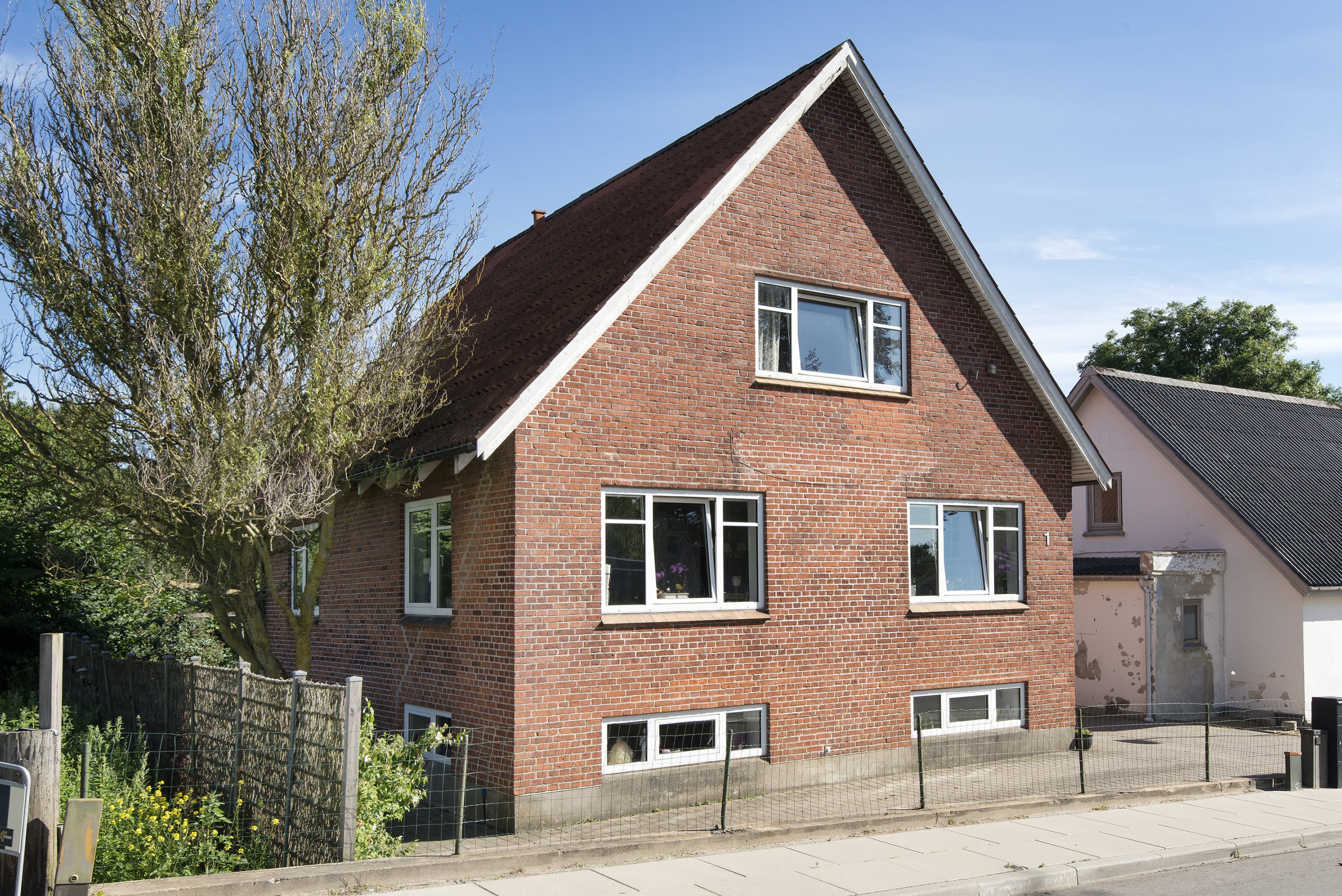 Fremhævet facade billede i fuldskærmstilstand. Billede af Nygårdsvej 1, Lendum, 9870 Sindal