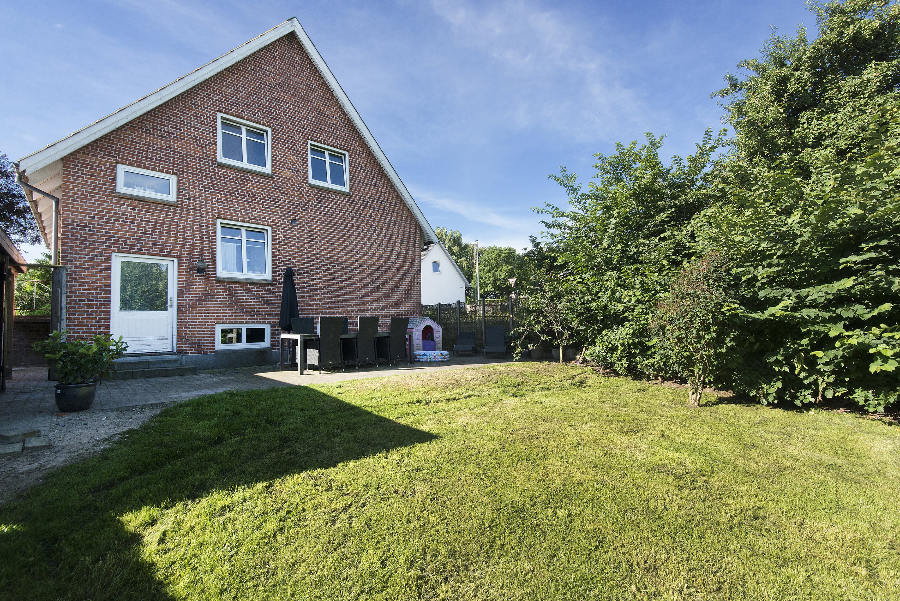 Fremhævet bag facade billede i fuldskærmstilstand. Billede af Nygårdsvej 1, Lendum, 9870 Sindal