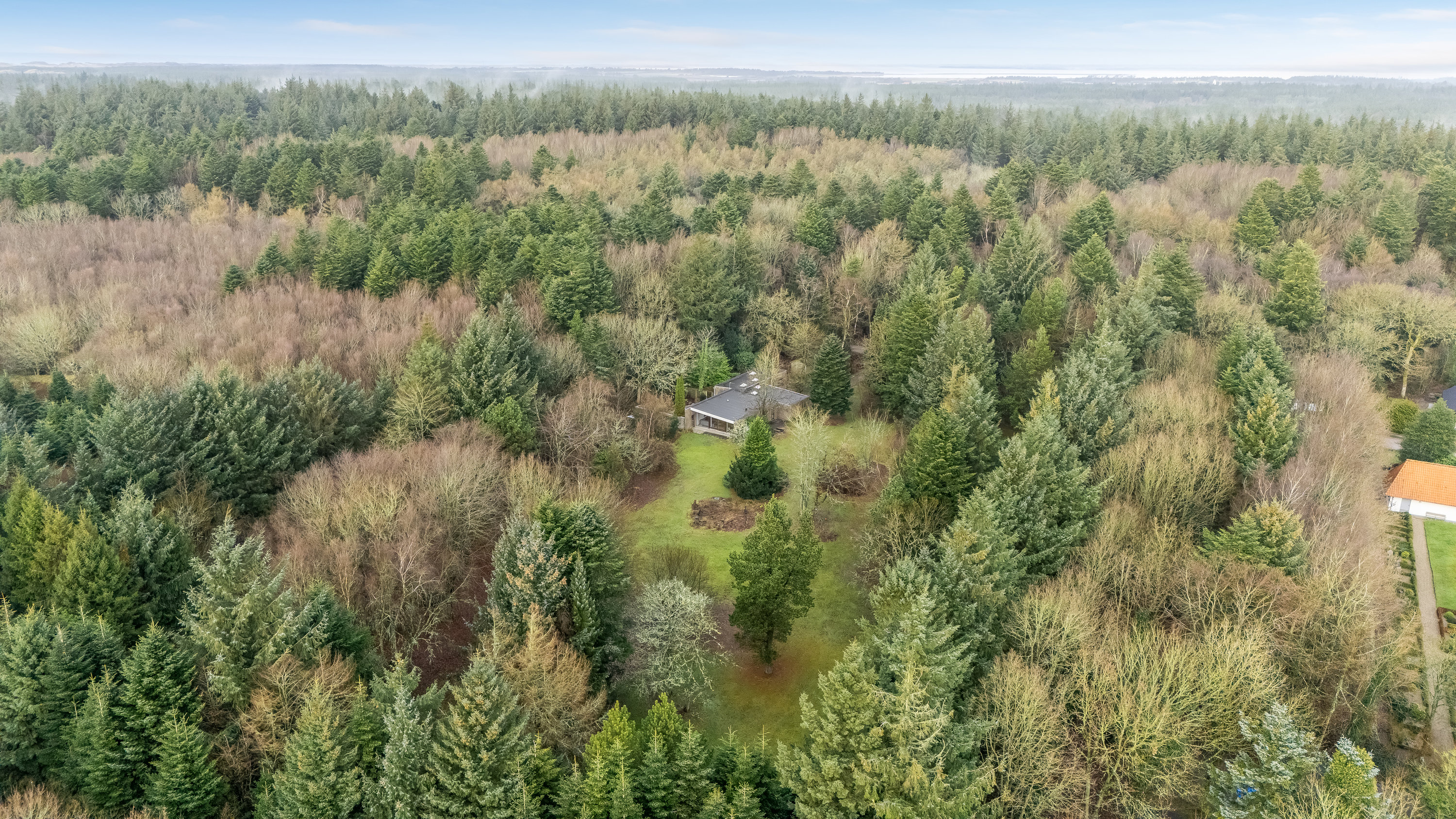 Fremhævet luftfoto billede i fuldskærmstilstand. Billede af Græmvej 3, Husby, 6990 Ulfborg