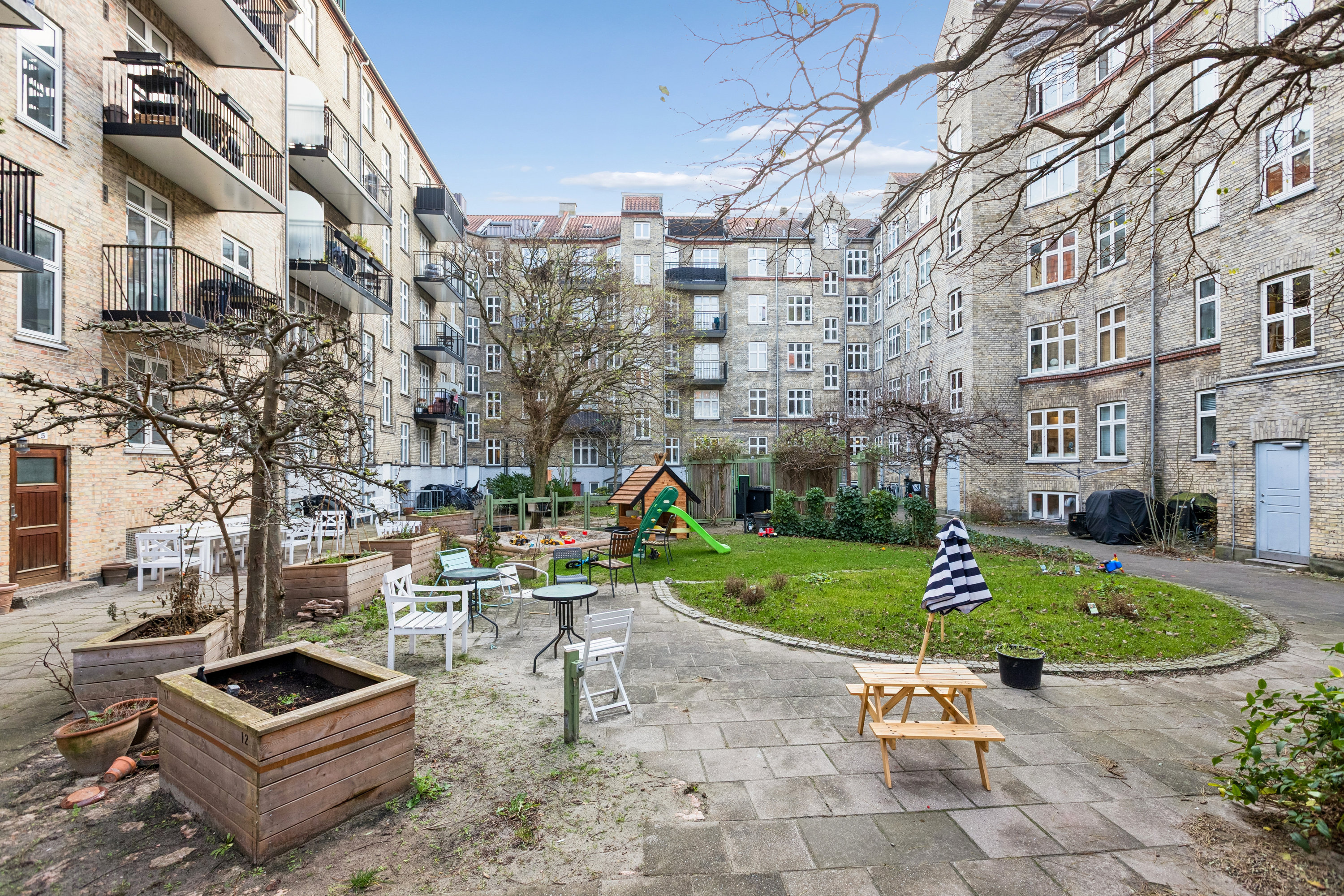 Fremhævet gårdmiljø billede i fuldskærmstilstand. Billede af Lysefjordsgade 3, 1. tv., 2300 København S