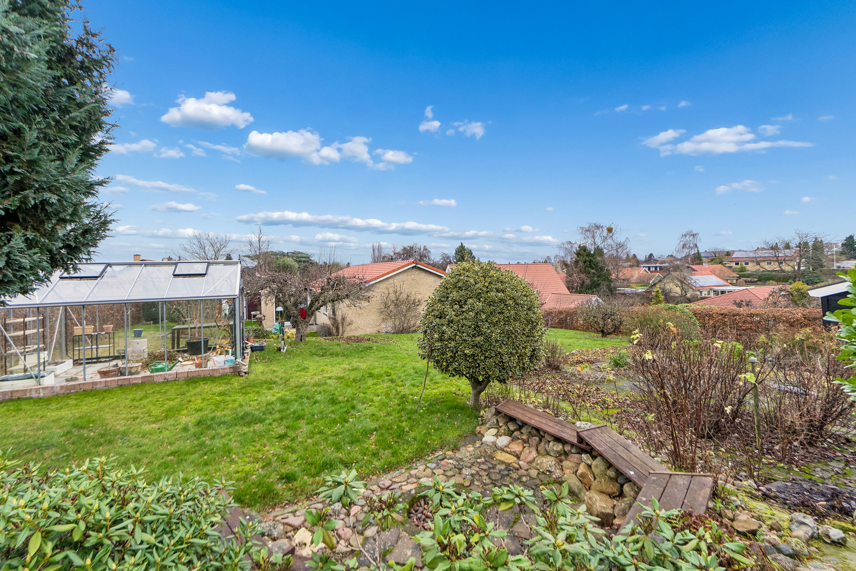 Fremhævet set fra haven billede i fuldskærmstilstand. Billede af Syrenvej 12B, 2970 Hørsholm