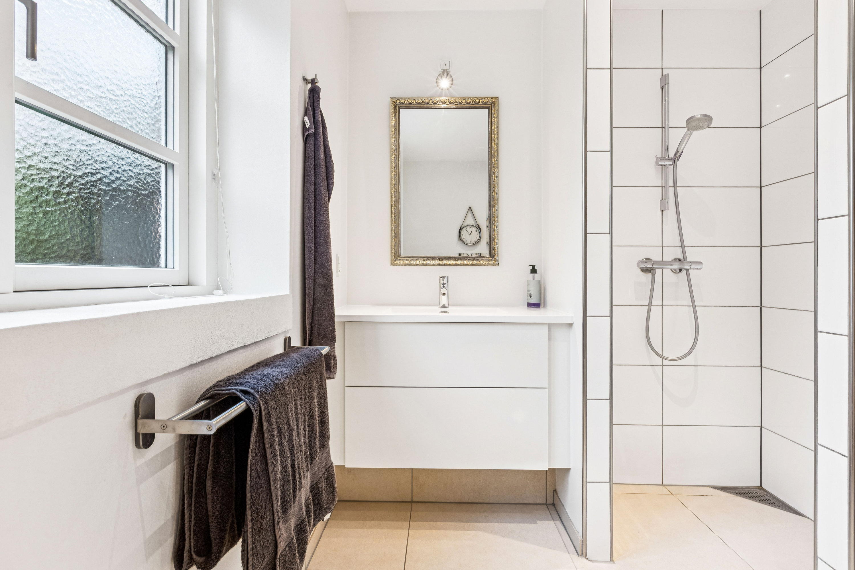 Fremhævet badeværelse billede i fuldskærmstilstand. Billede af Ved Lergravene 9, 2770 Kastrup