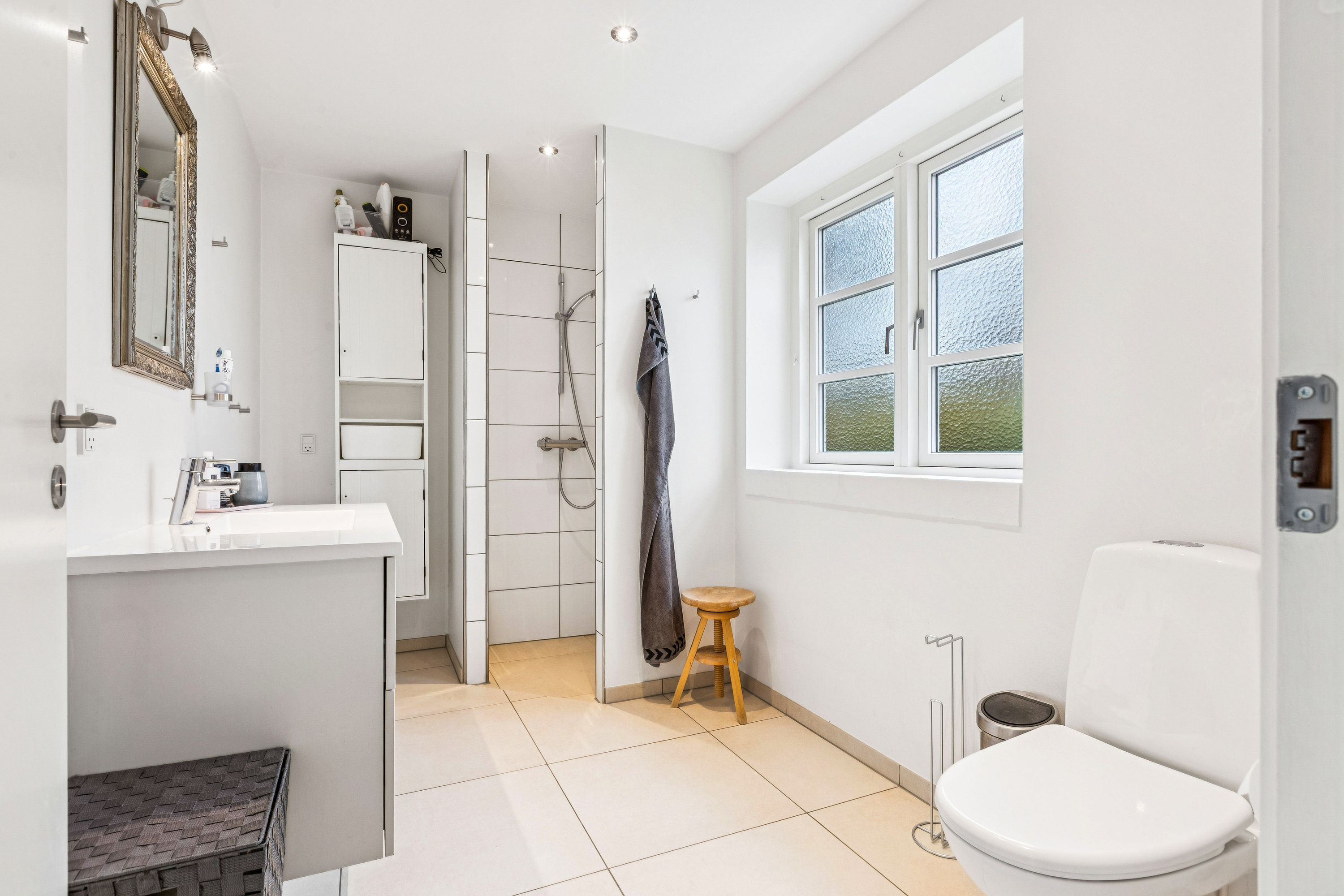 Fremhævet badeværelse billede i fuldskærmstilstand. Billede af Ved Lergravene 9, 2770 Kastrup