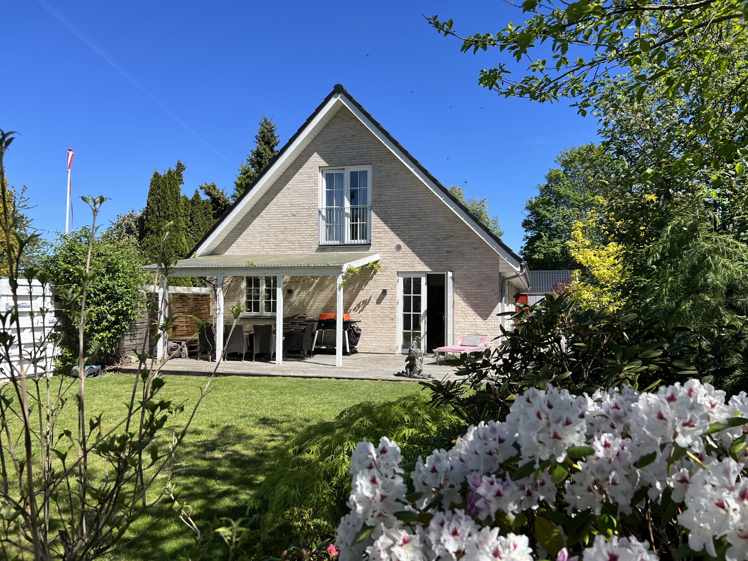 Fremhævet set fra haven billede i fuldskærmstilstand. Billede af Kildevej 31A, 2960 Rungsted Kyst