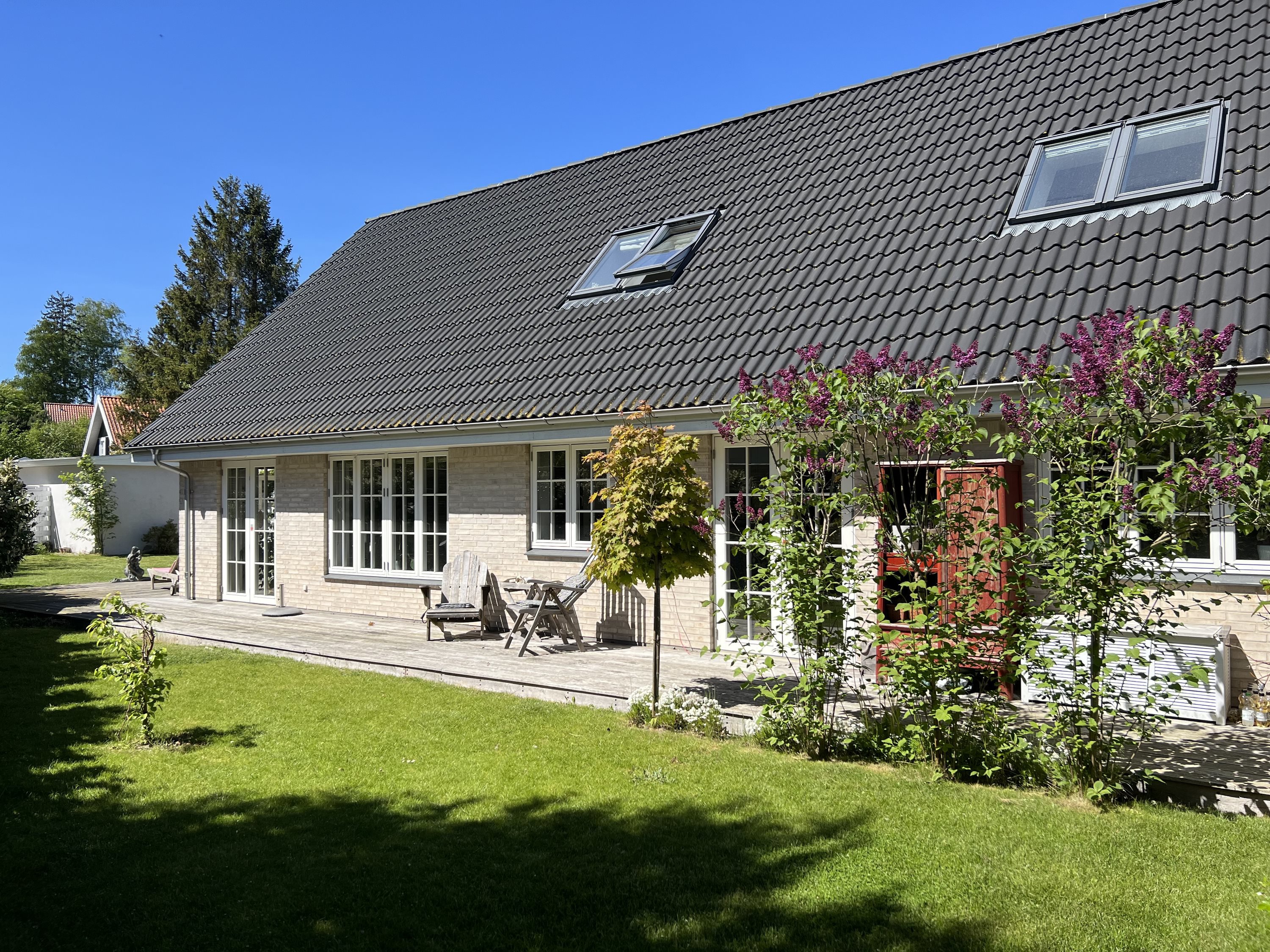 Fremhævet set fra haven billede i fuldskærmstilstand. Billede af Kildevej 31A, 2960 Rungsted Kyst