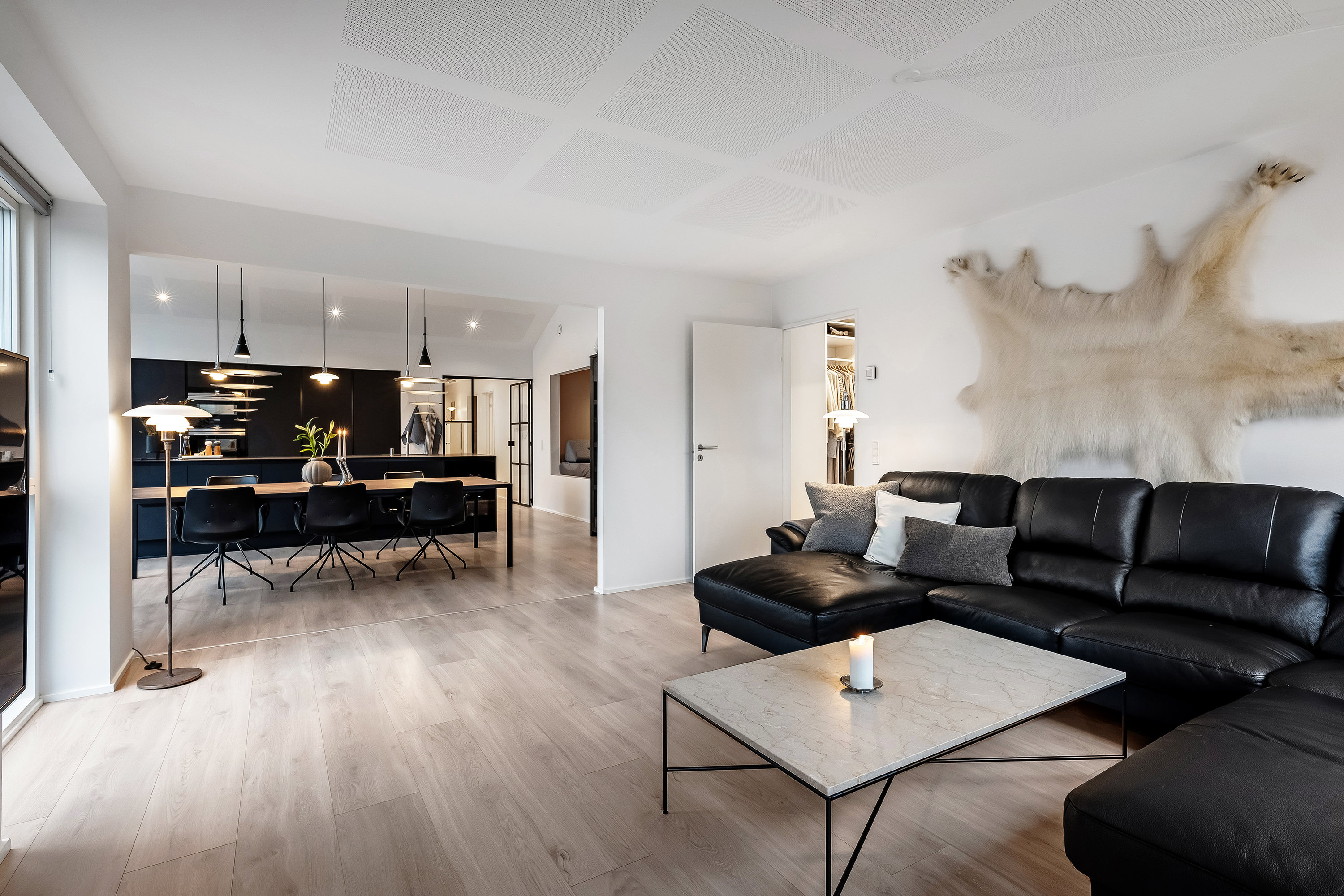 Fremhævet stue billede i fuldskærmstilstand. Billede af Under Rødtjørnen 18, Halgårde, 7500 Holstebro