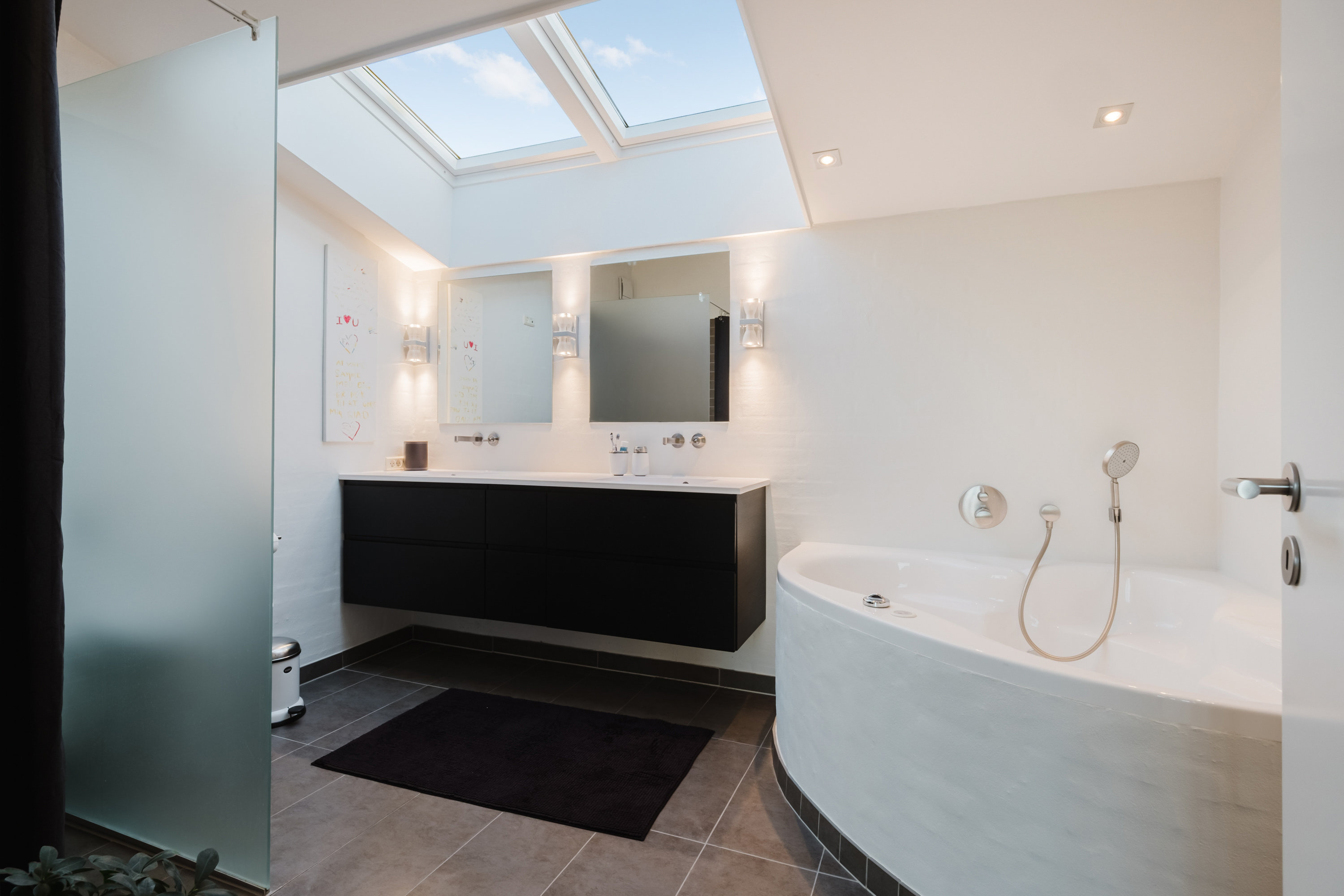 Fremhævet badeværelse billede i fuldskærmstilstand. Billede af Rømøvænget 11, 5500 Middelfart