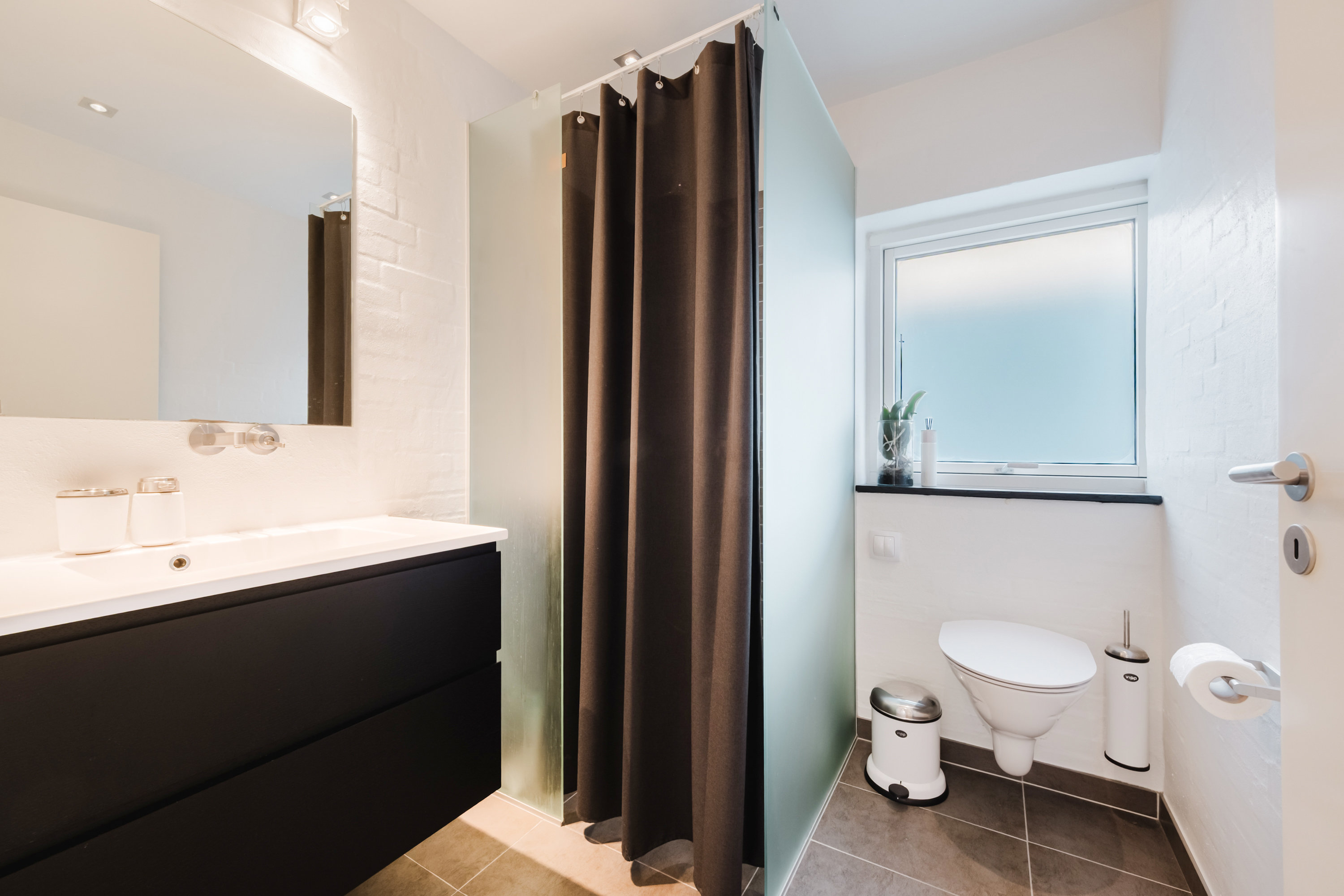 Fremhævet badeværelse billede i fuldskærmstilstand. Billede af Rømøvænget 11, 5500 Middelfart