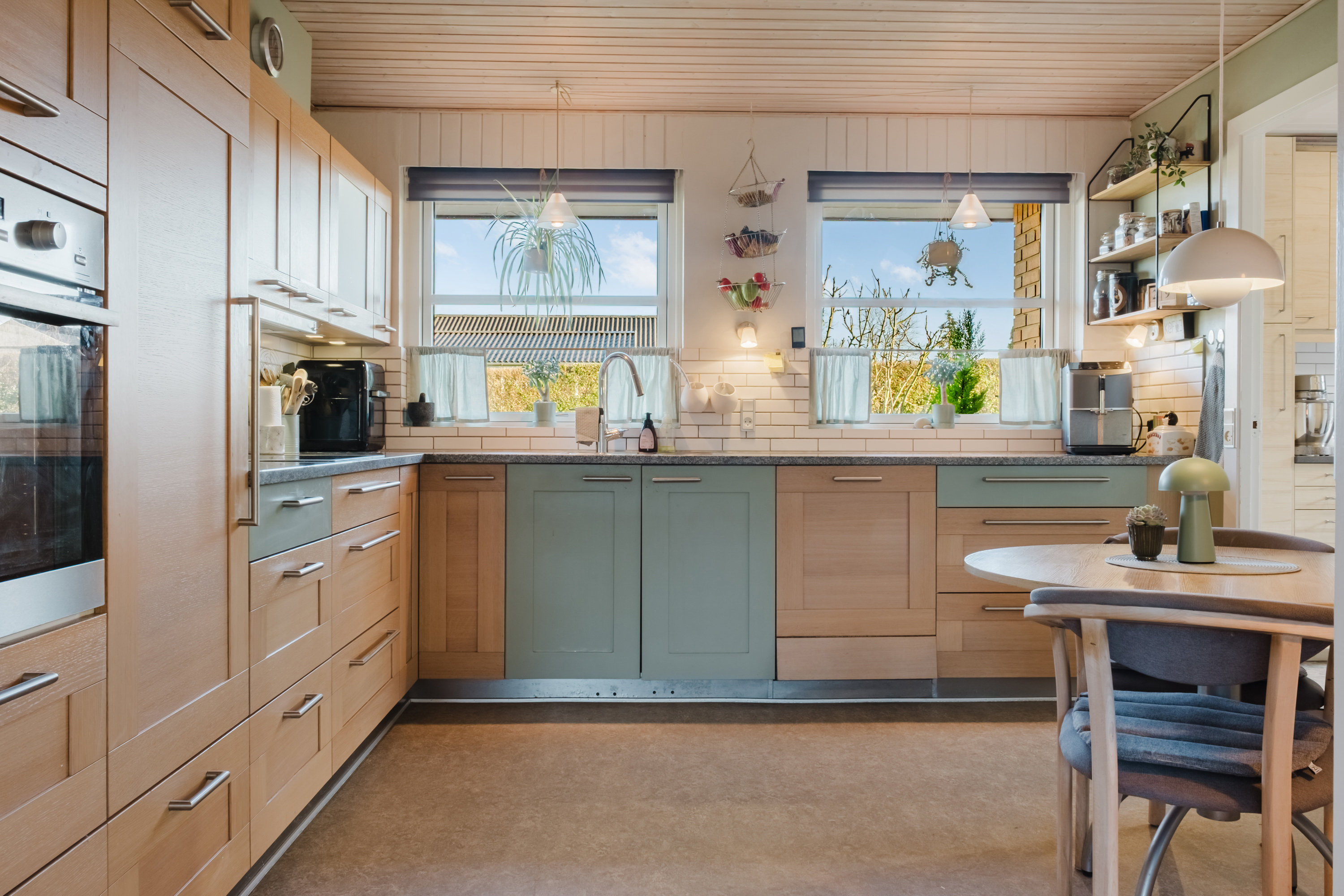 Fremhævet køkken billede i fuldskærmstilstand. Billede af Niels Hansens Vej 7, Strib, 5500 Middelfart