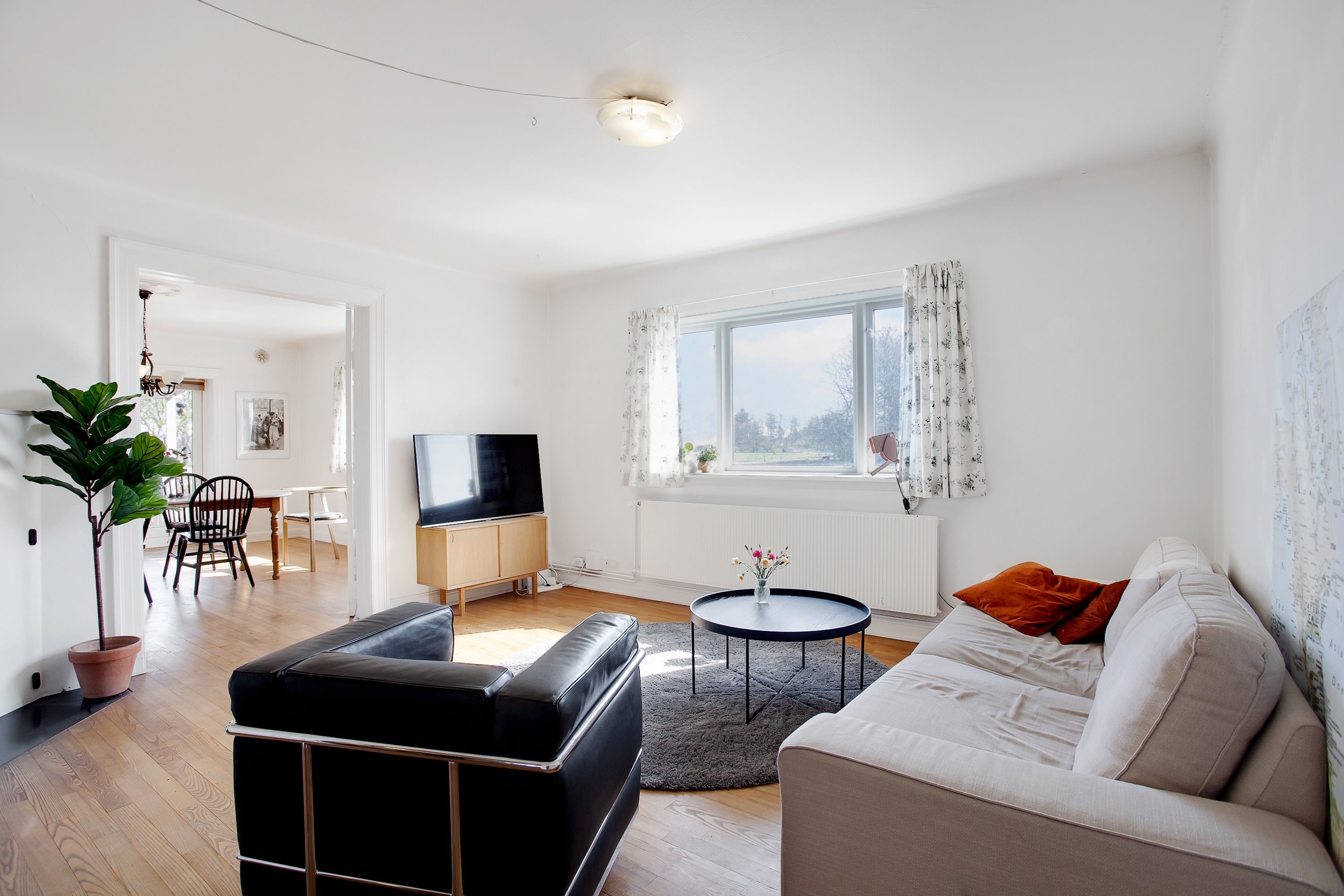 Fremhævet stue billede i fuldskærmstilstand. Billede af Byrum Hovedgade 95, Byrum, 9940 Læsø