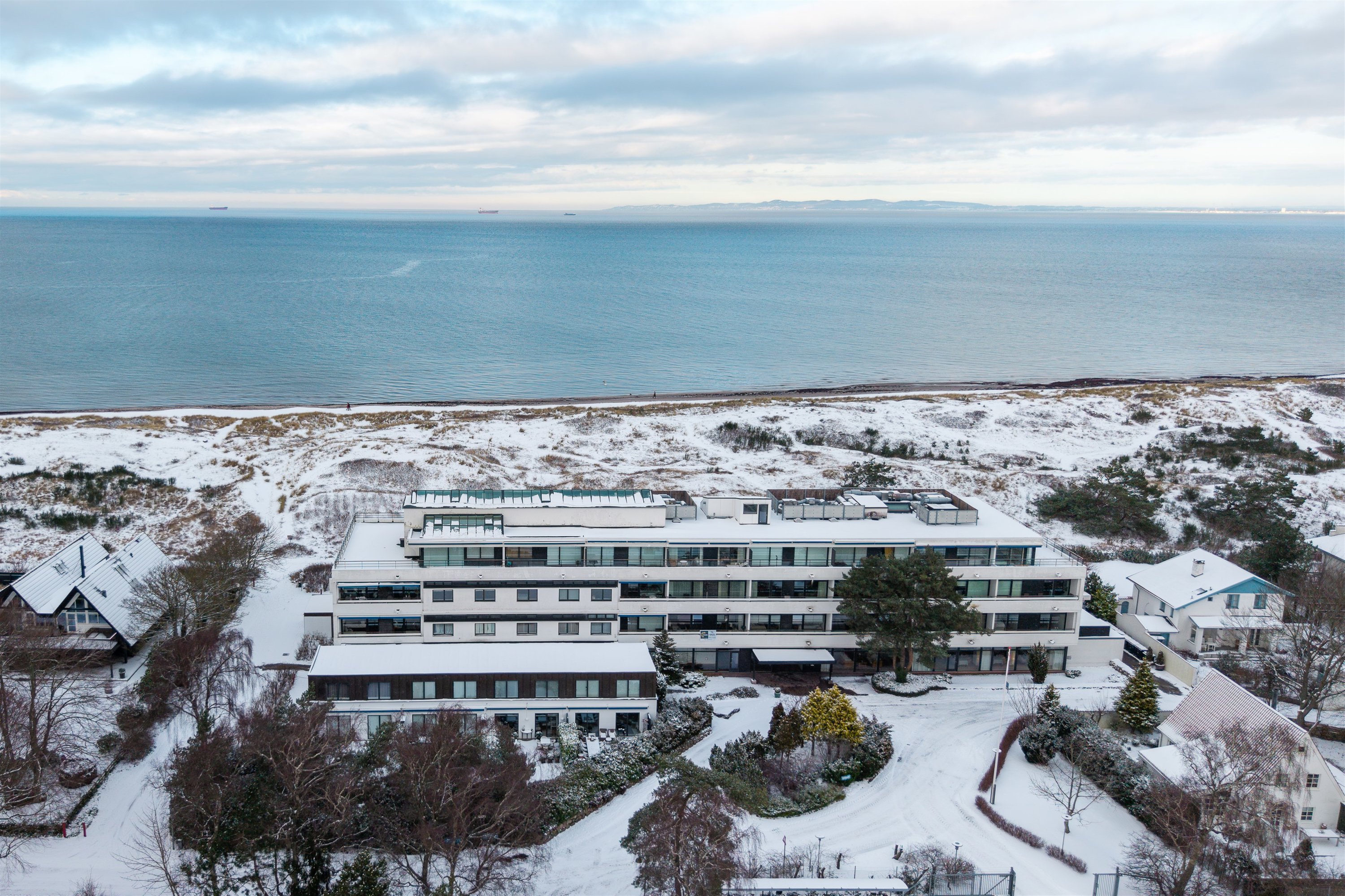 Fremhævet luftfoto billede i fuldskærmstilstand. Billede af Kystvej 20, 1. 5., 3100 Hornbæk