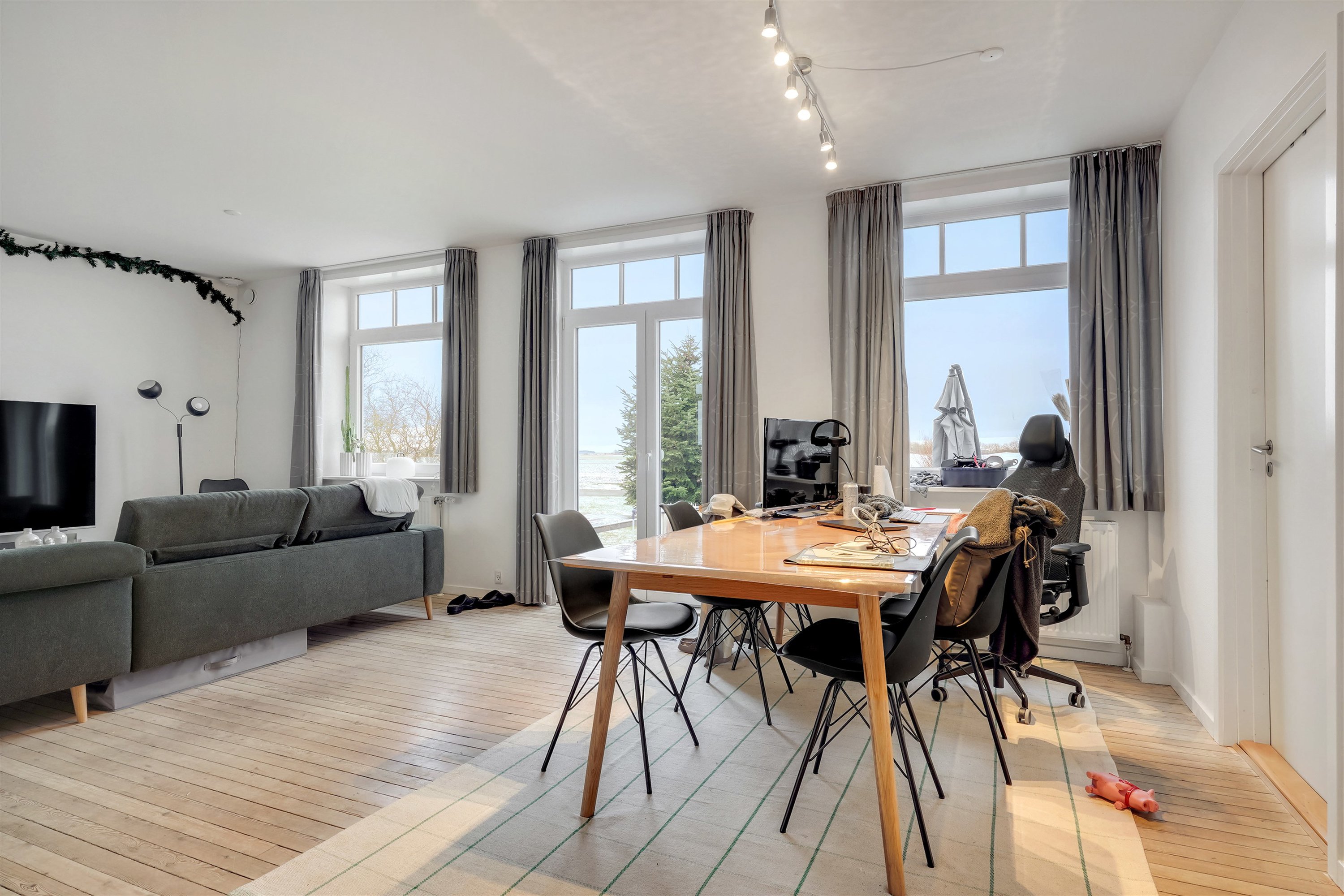 Fremhævet stue billede i fuldskærmstilstand. Billede af Allerupvej 15A-C, Sneum, 6731 Tjæreborg