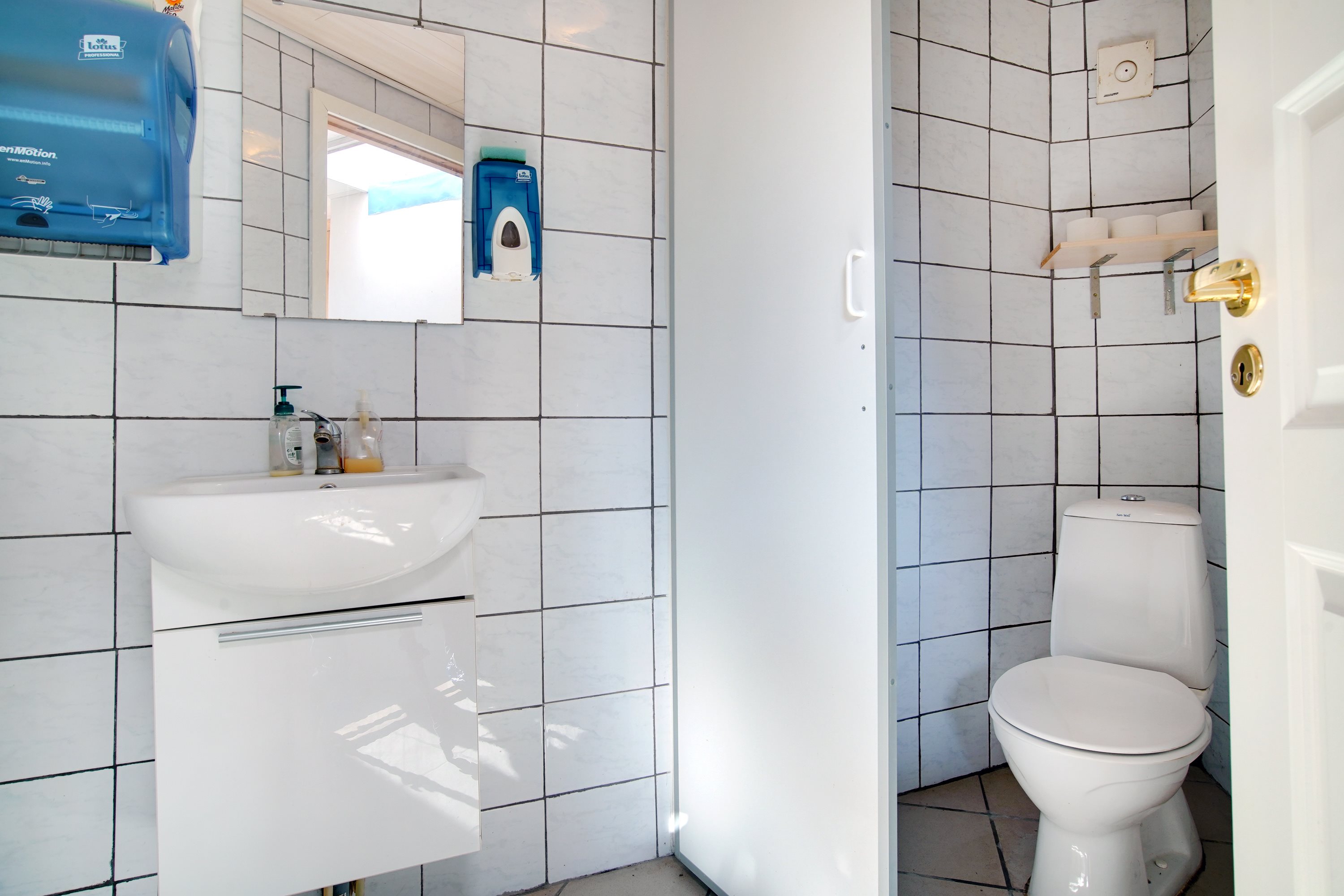 Fremhævet toilet billede i fuldskærmstilstand. Billede af Bredgade 83A, 9830 Tårs