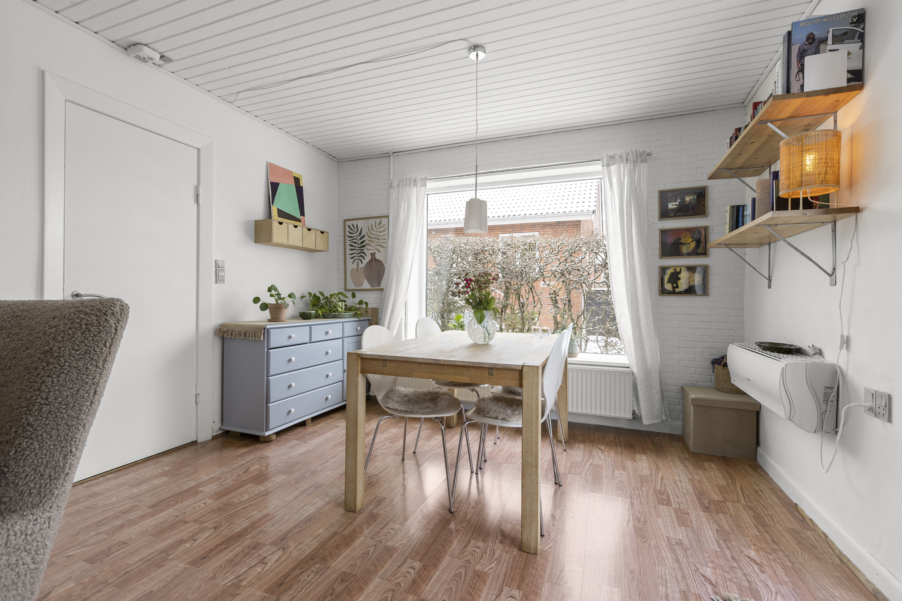 Fremhævet stue billede i fuldskærmstilstand. Billede af Gyvelvej 1, 4100 Ringsted