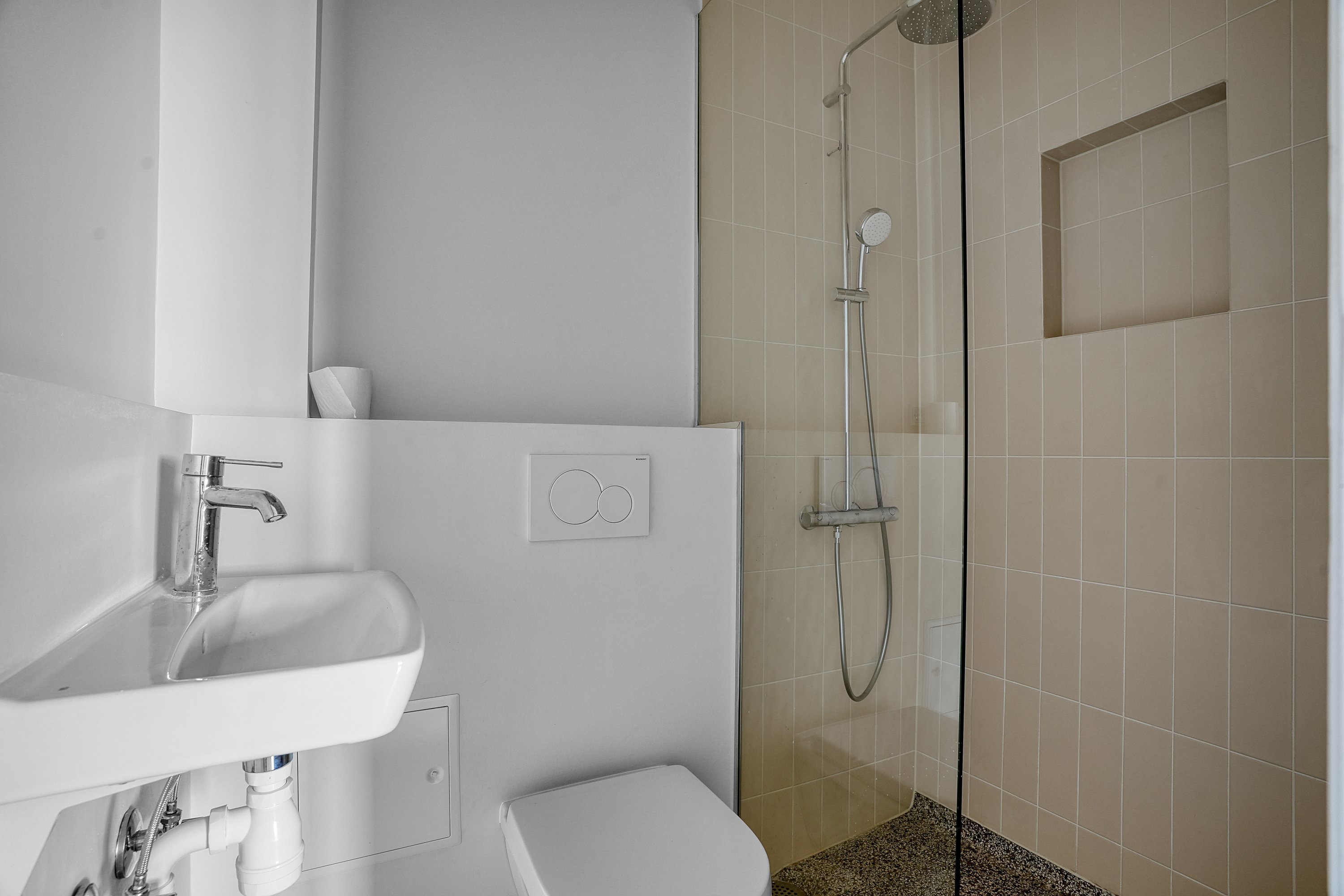 Fremhævet badeværelse billede i fuldskærmstilstand. Billede af Peter Bangs Vej 239, 2. th., 2500 Valby