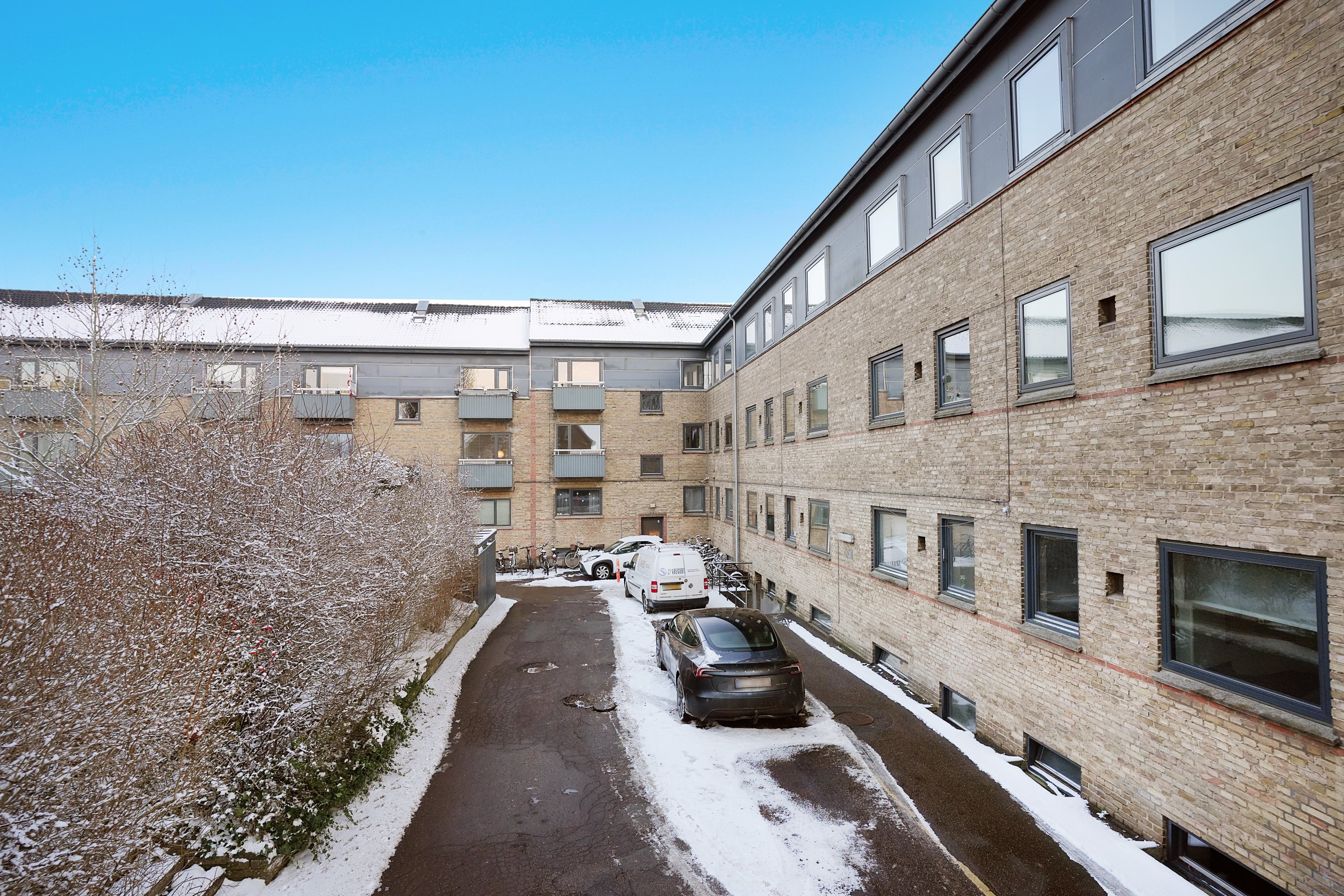 Fremhævet gårdmiljø billede i fuldskærmstilstand. Billede af Peter Bangs Vej 239, 2. th., 2500 Valby