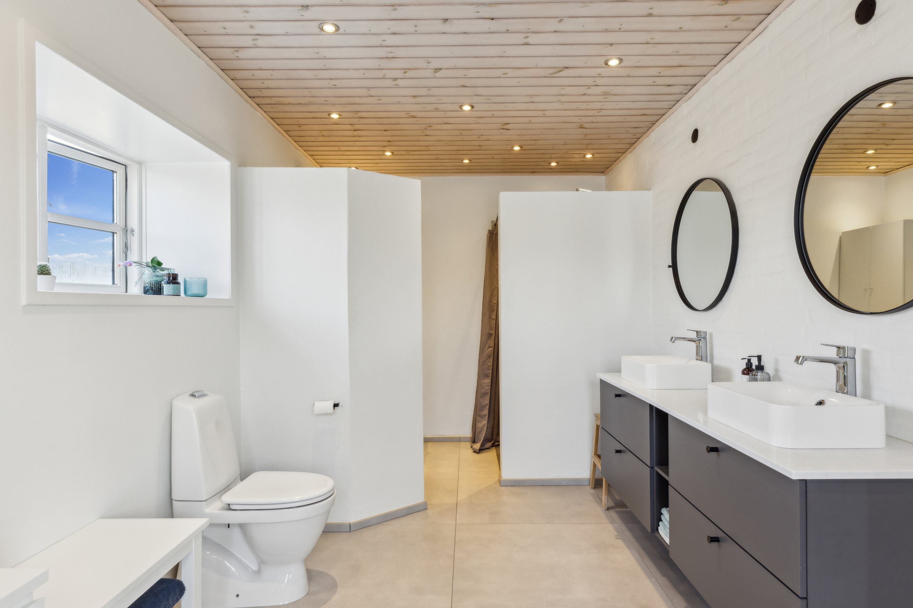 Fremhævet badeværelse billede i fuldskærmstilstand. Billede af Syrenvej 8, Alnor, 6300 Gråsten